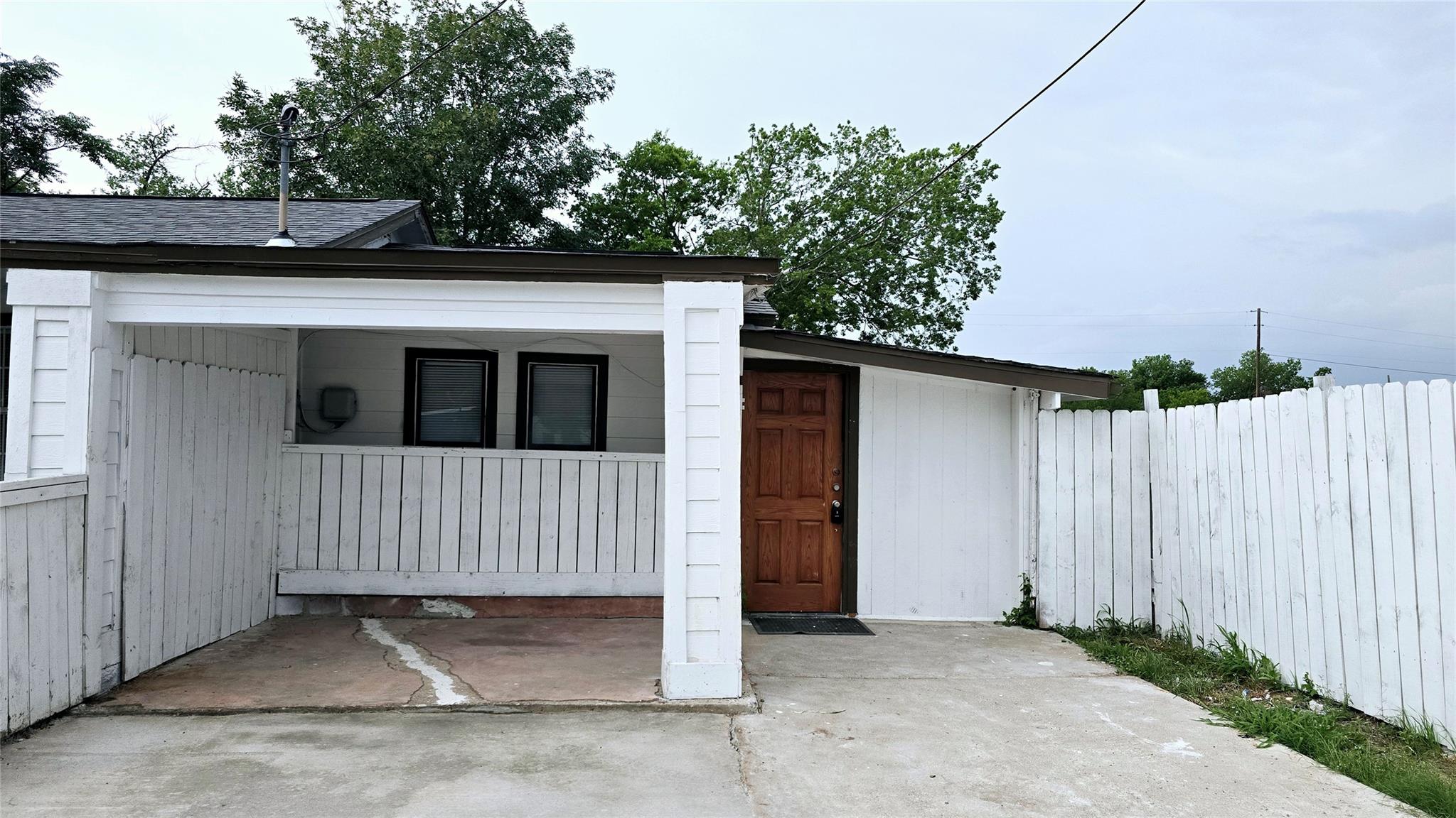 101 S Lockhart St B Property Photo