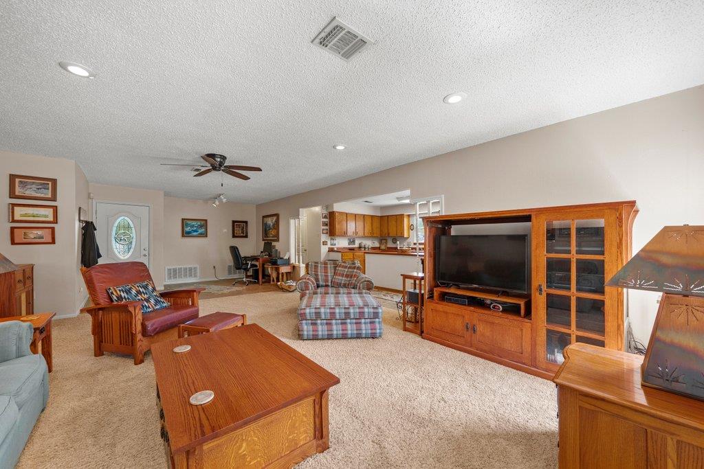 1369 Lakeview Dr Property Photo 4