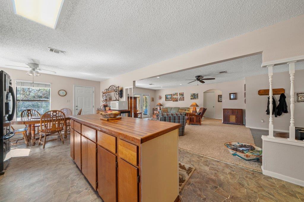 1369 Lakeview Dr Property Photo 6