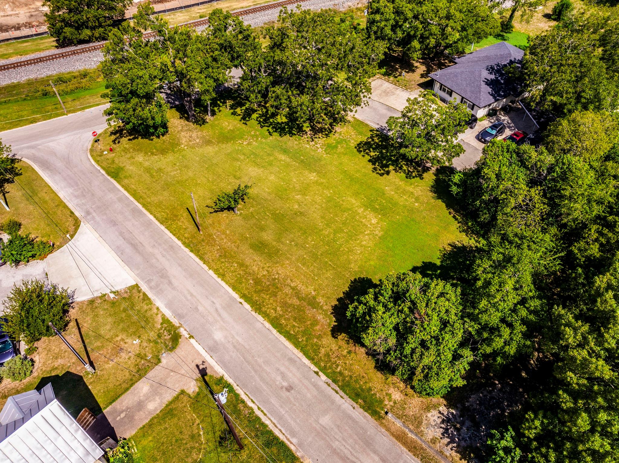 301 Railroad St Property Photo 3