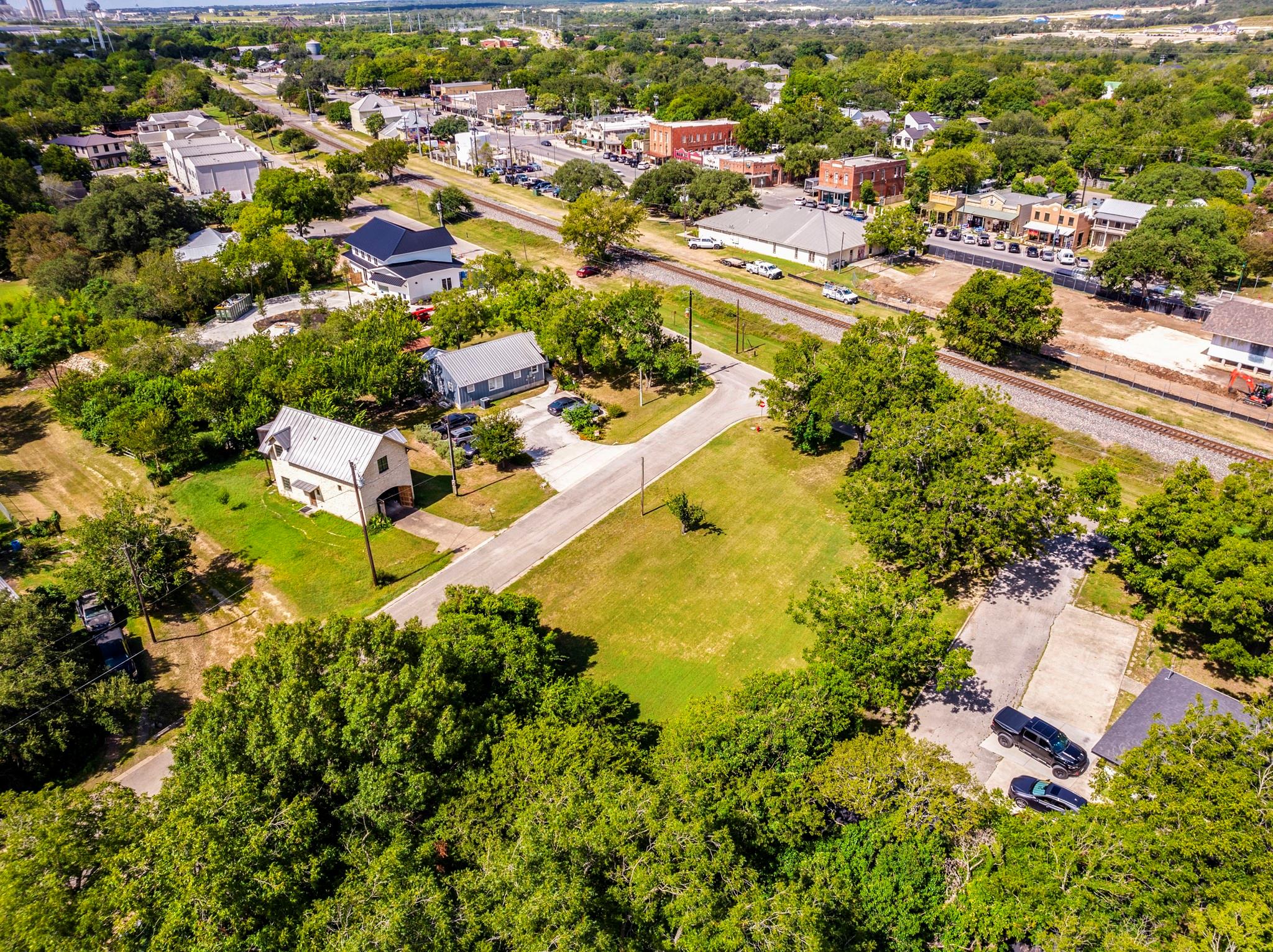 301 Railroad St Property Photo 15