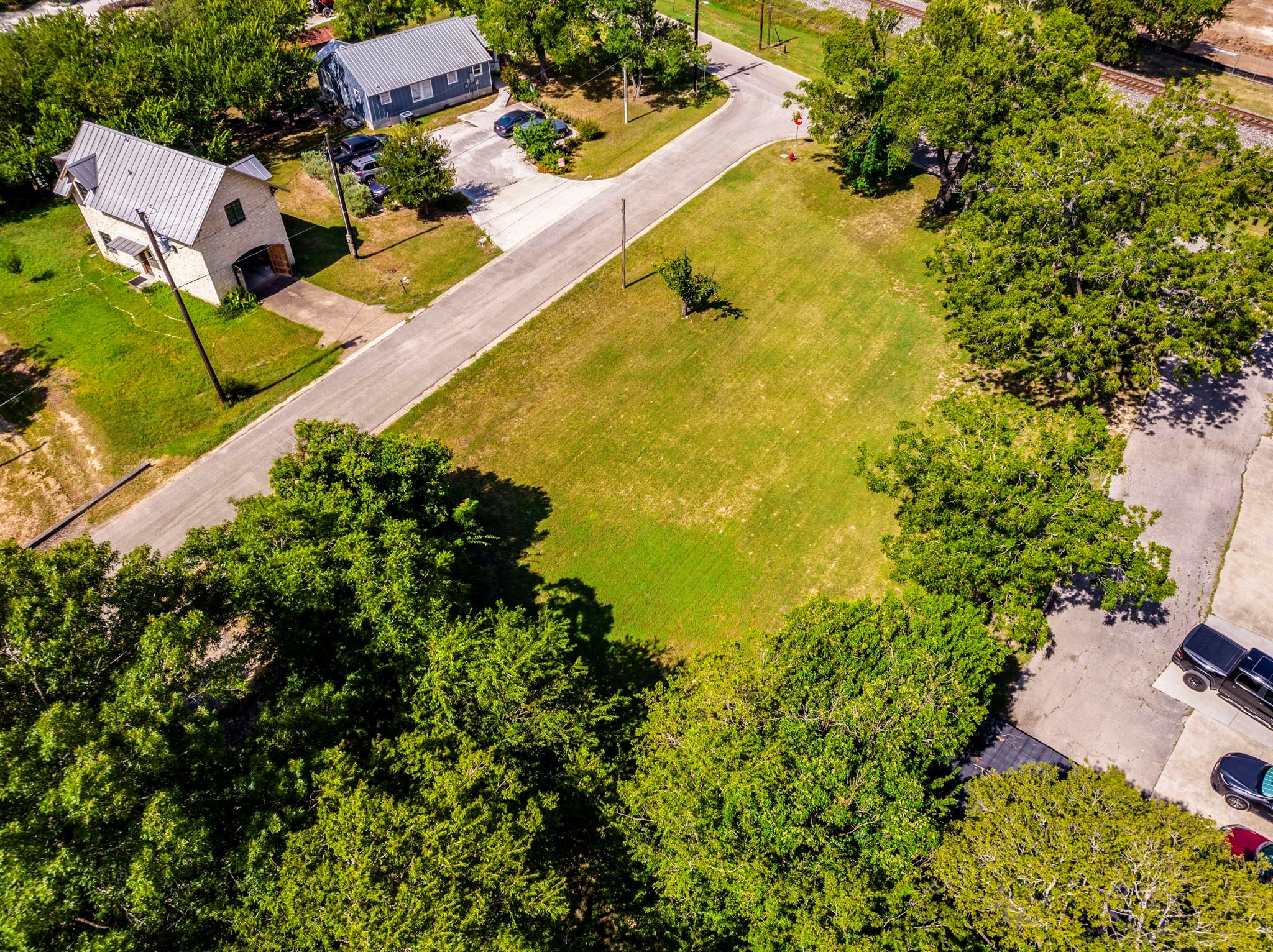 301 Railroad St Property Photo 16