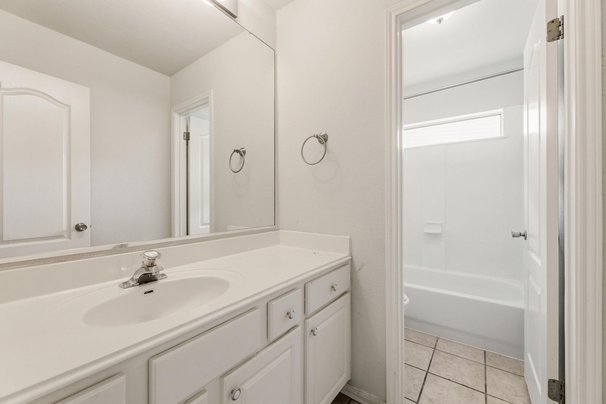 406 Bellaire Oaks Dr Property Photo 5