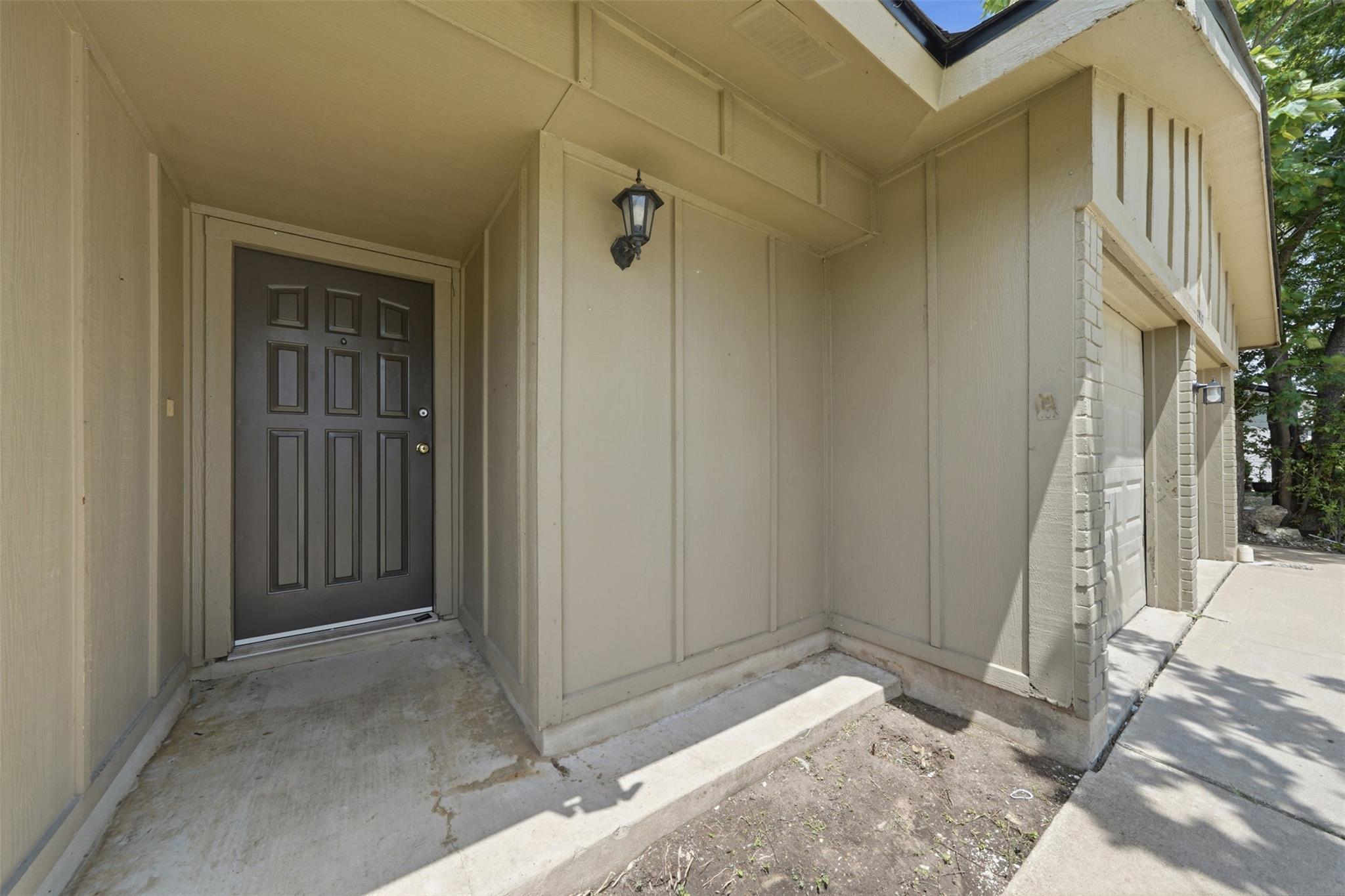 1913 Denfield Dr Property Photo 2