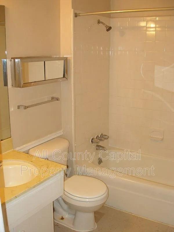6506 S 1st St #104 Property Photo 3