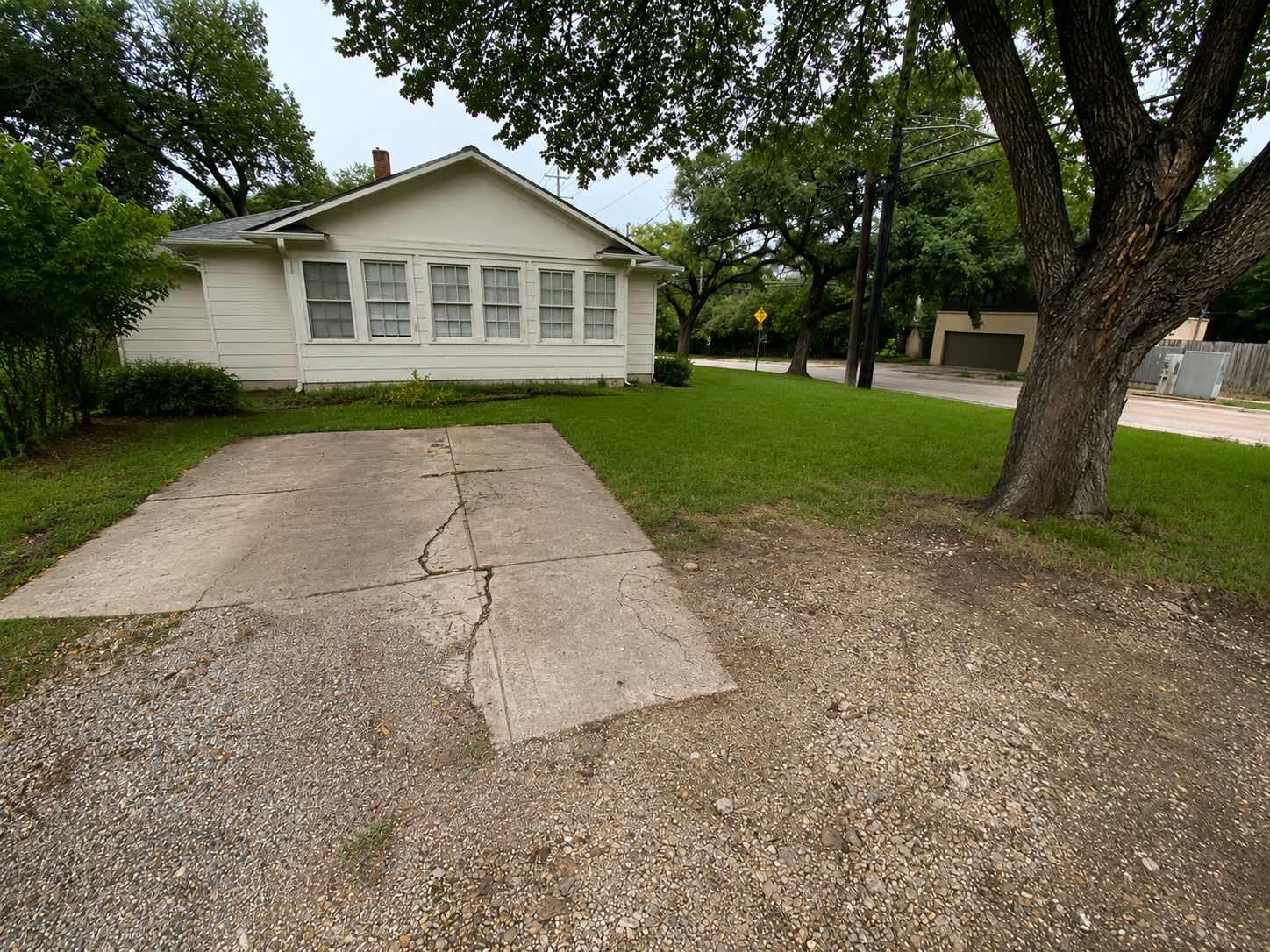 3200 Harris Park Ave Property Photo 15
