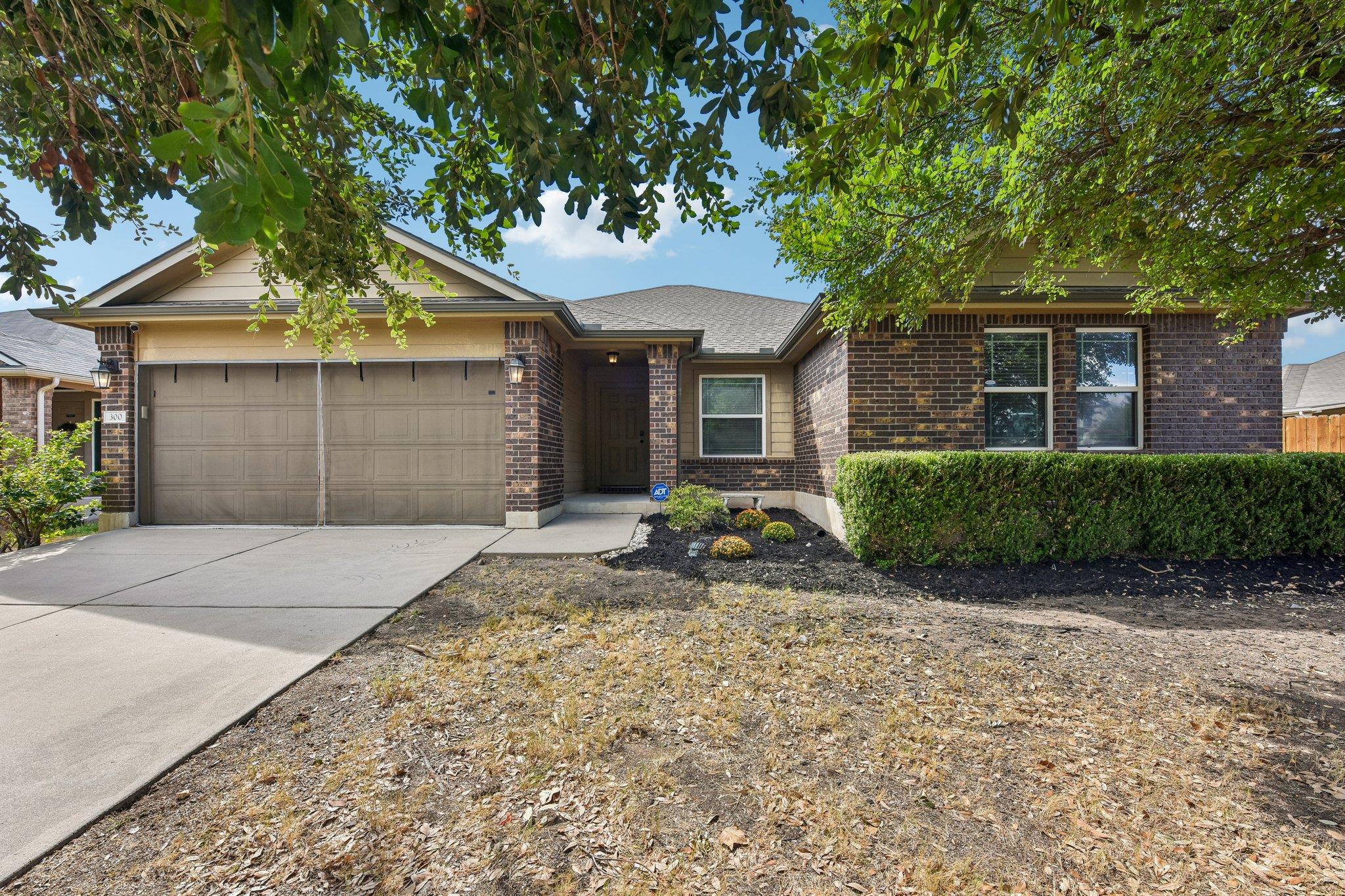 300 Hendelson Ln Property Photo 1