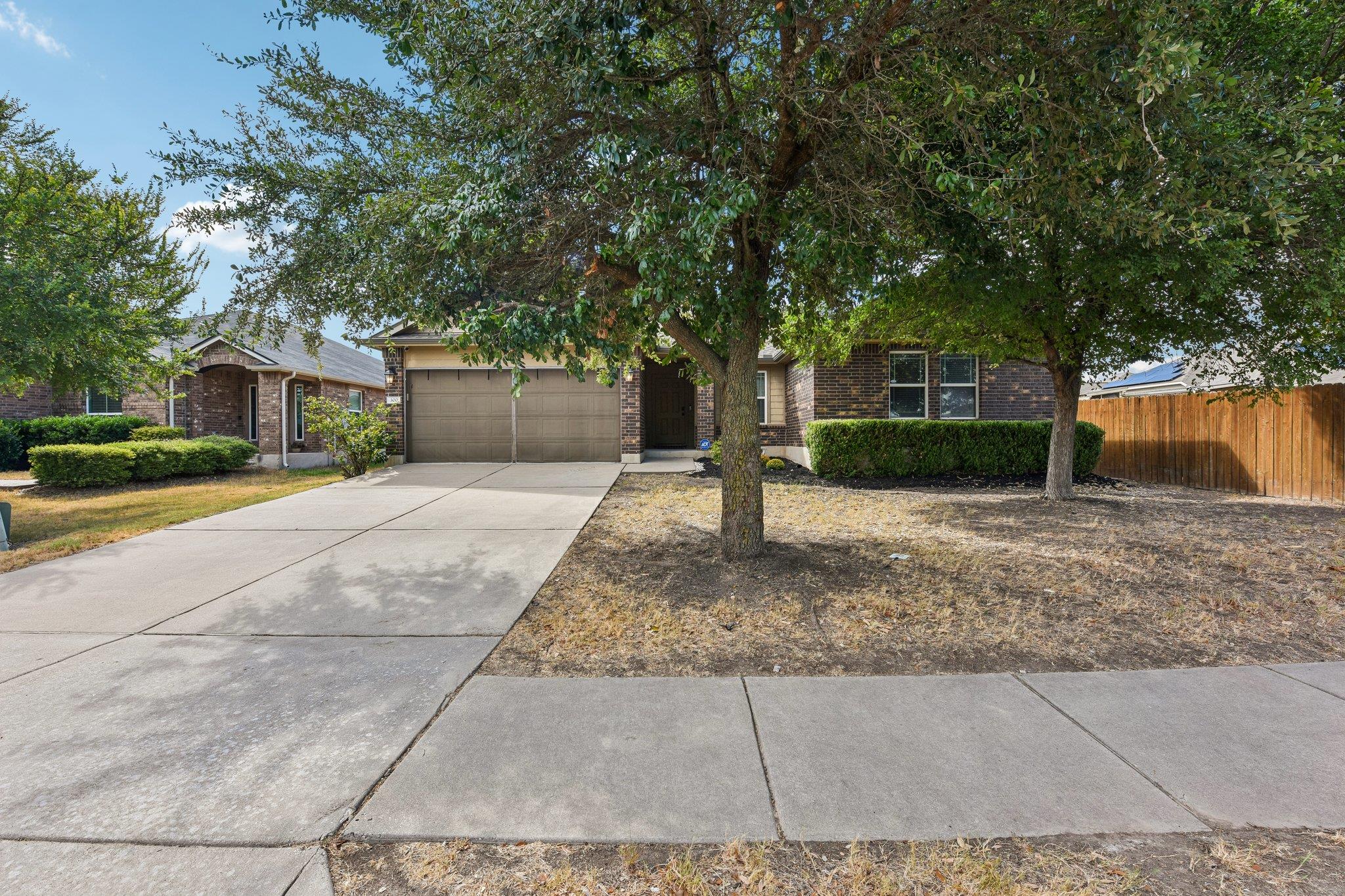 300 Hendelson Ln Property Photo 2