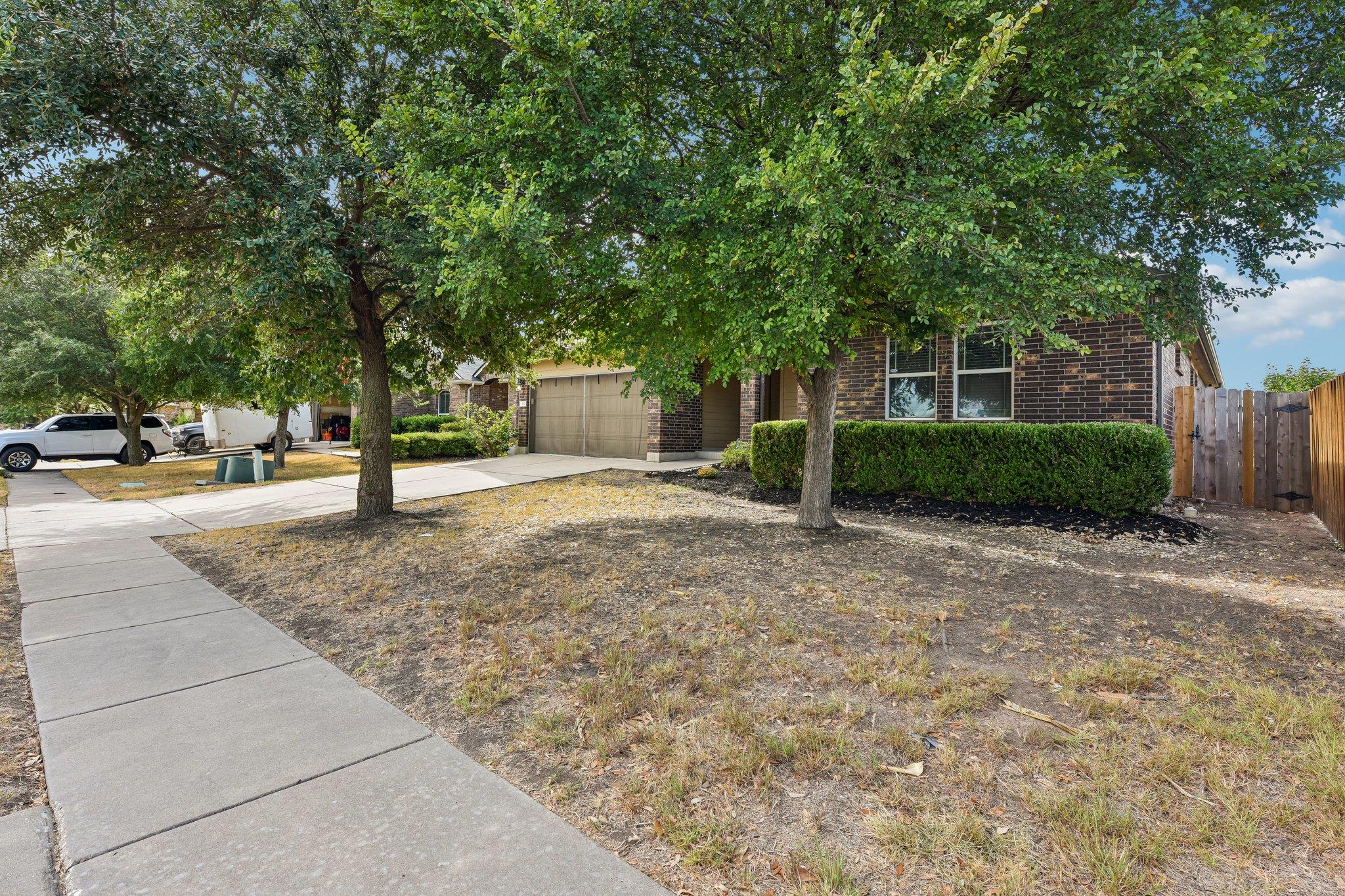 300 Hendelson Ln Property Photo 4