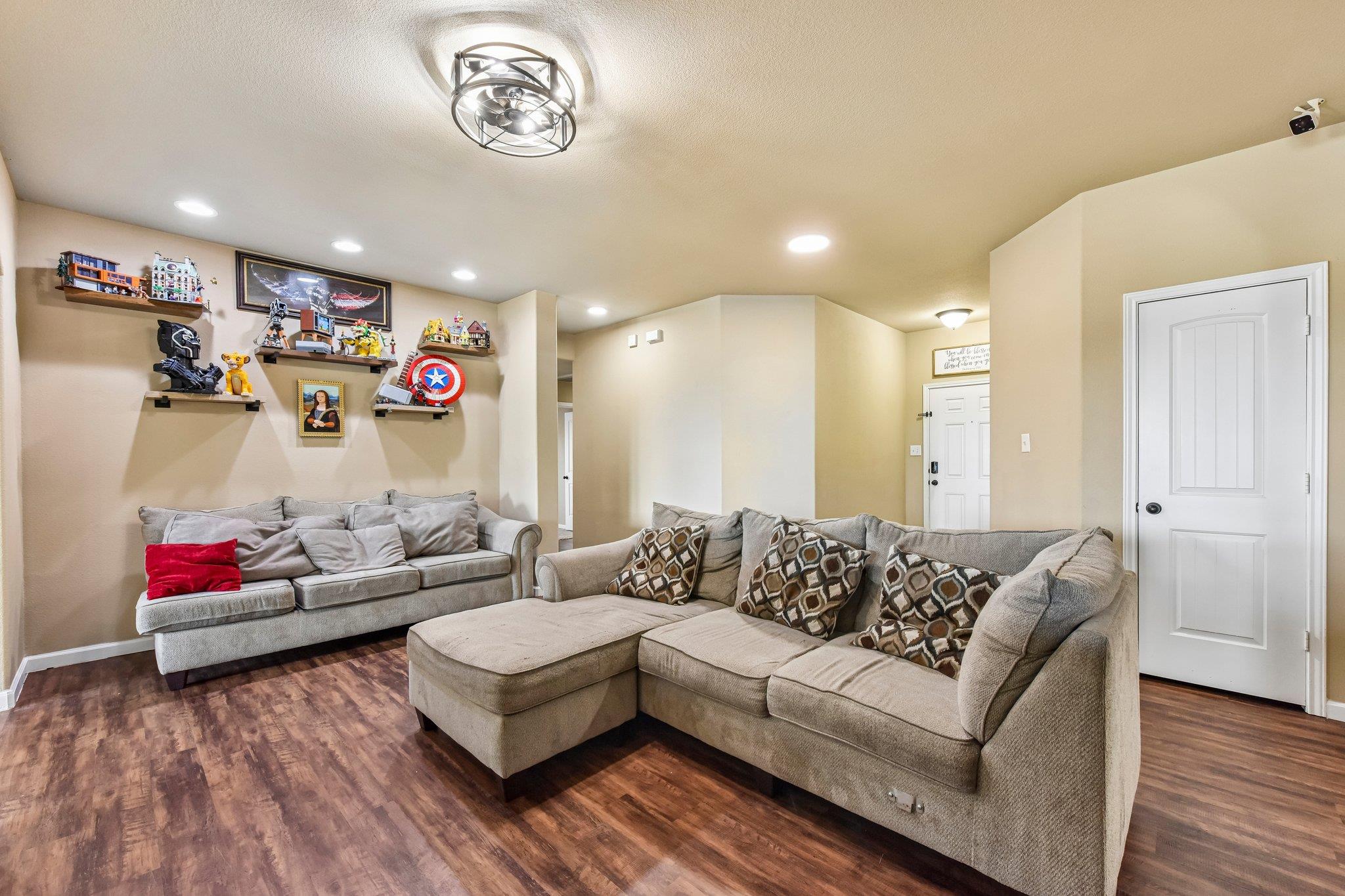 300 Hendelson Ln Property Photo 8
