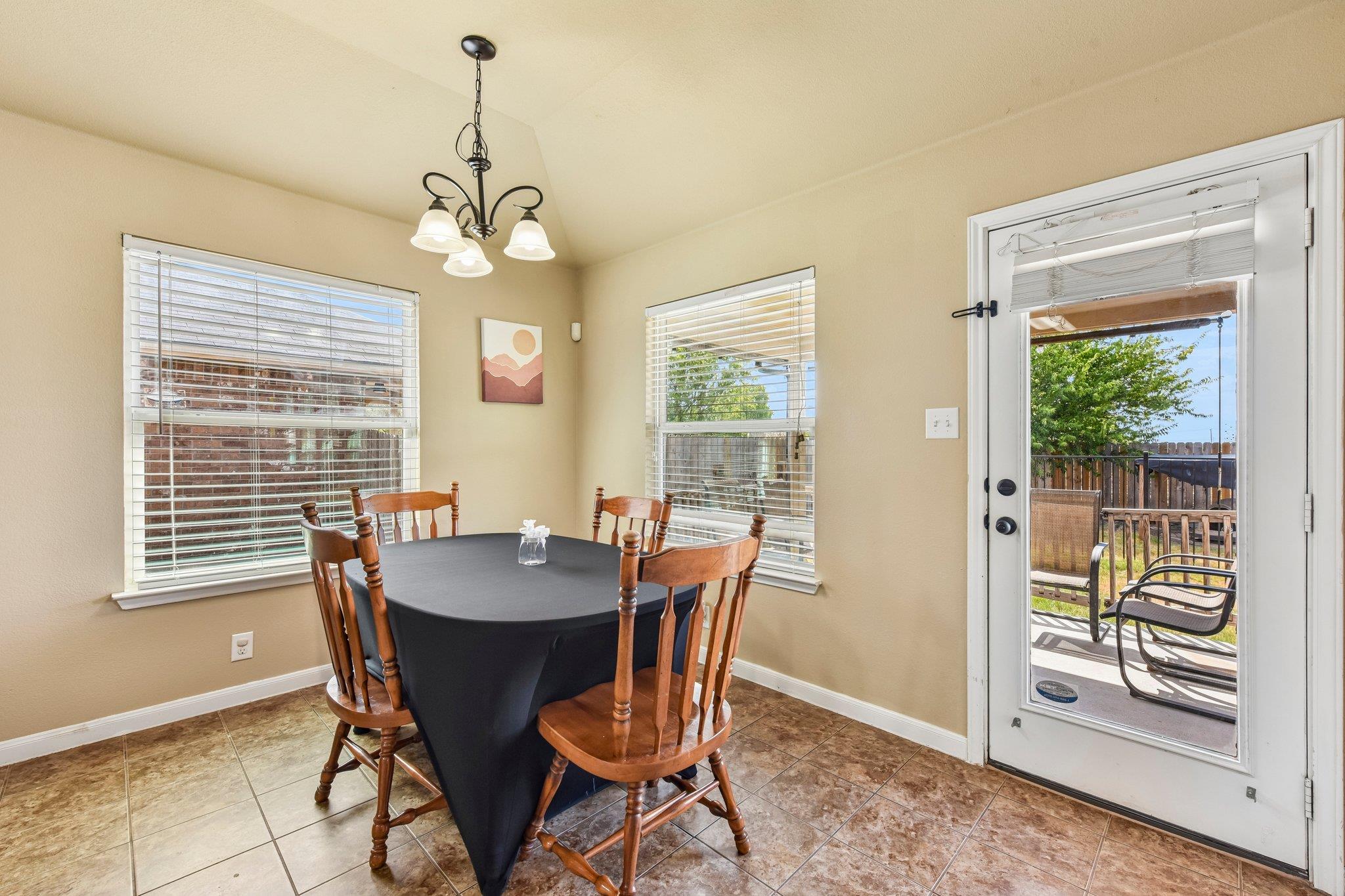 300 Hendelson Ln Property Photo 11