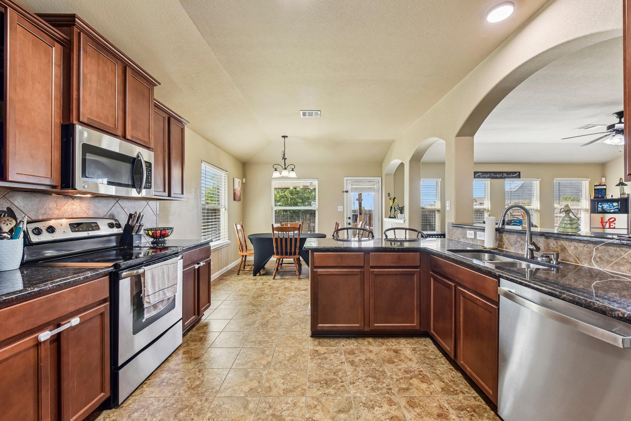 300 Hendelson Ln Property Photo 14