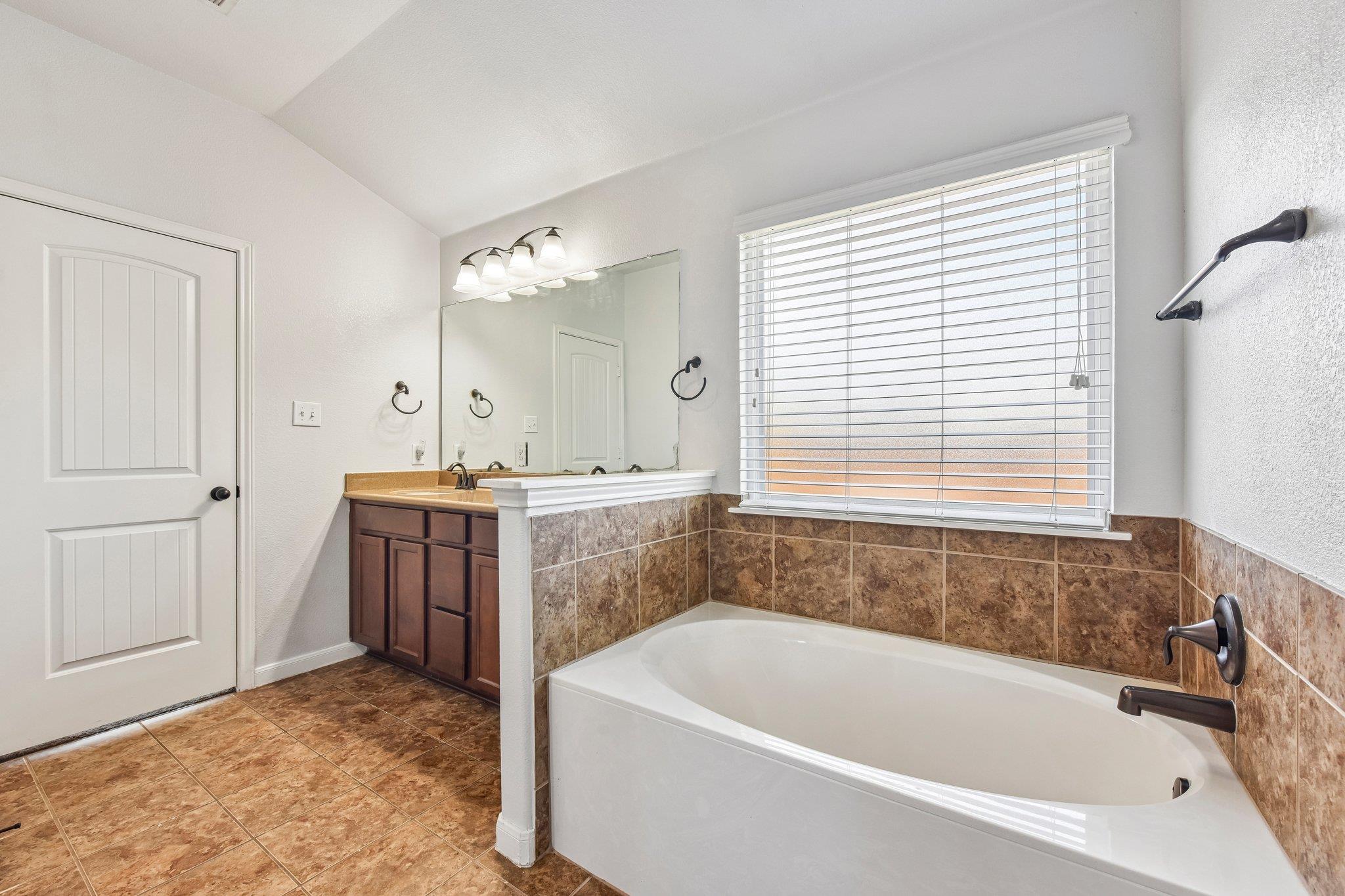300 Hendelson Ln Property Photo 33