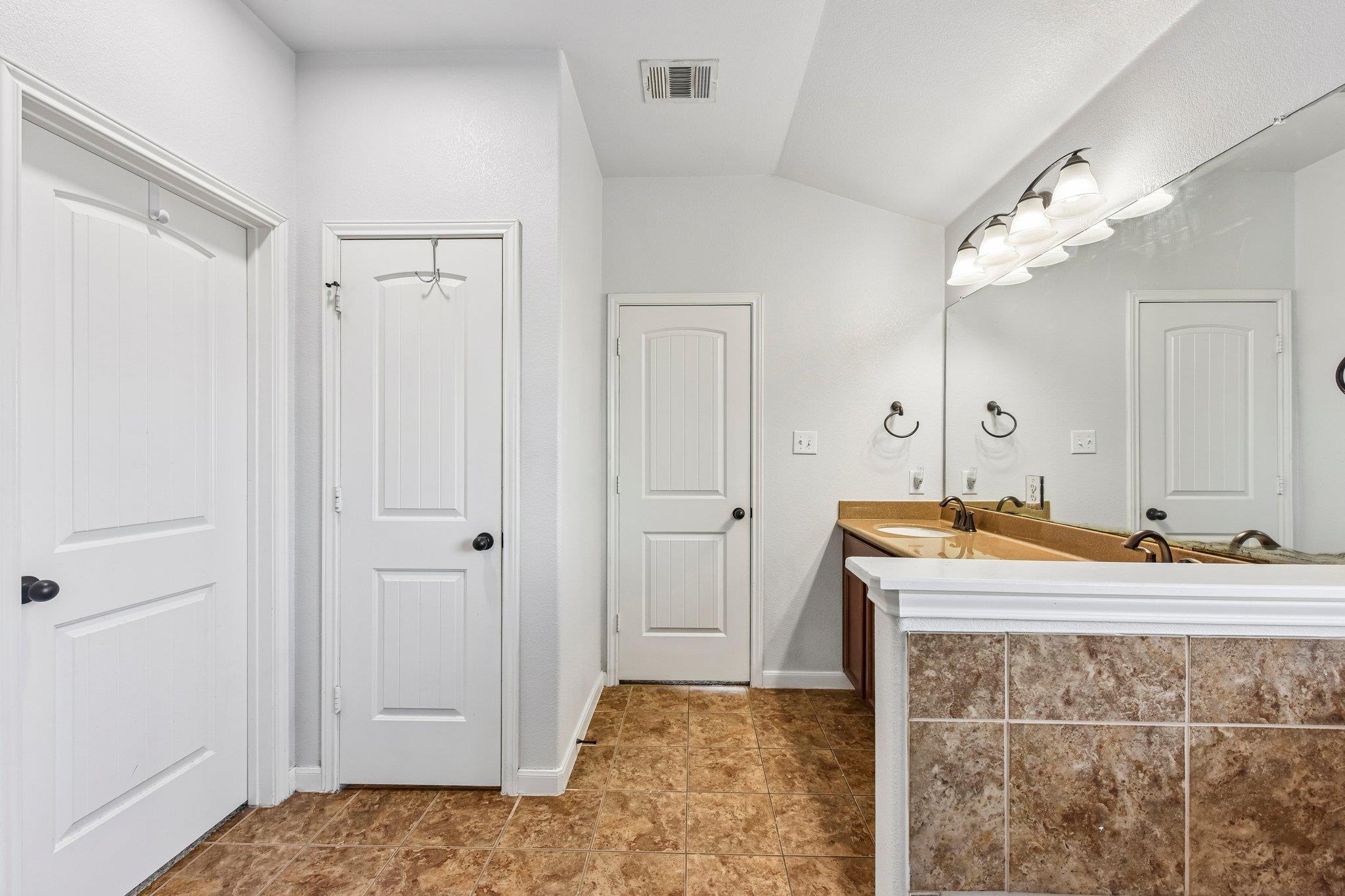 300 Hendelson Ln Property Photo 34