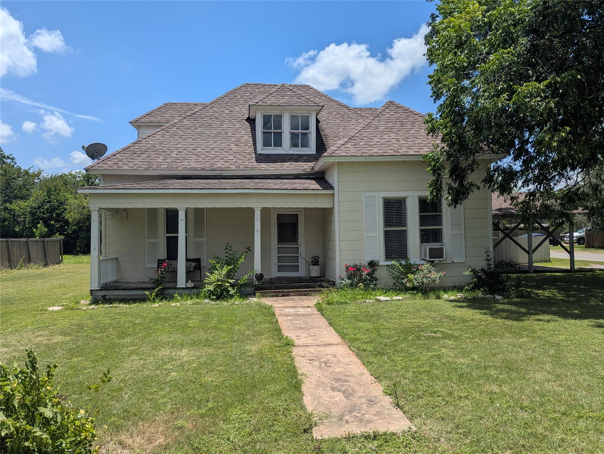 1319 Grace St Property Photo 1