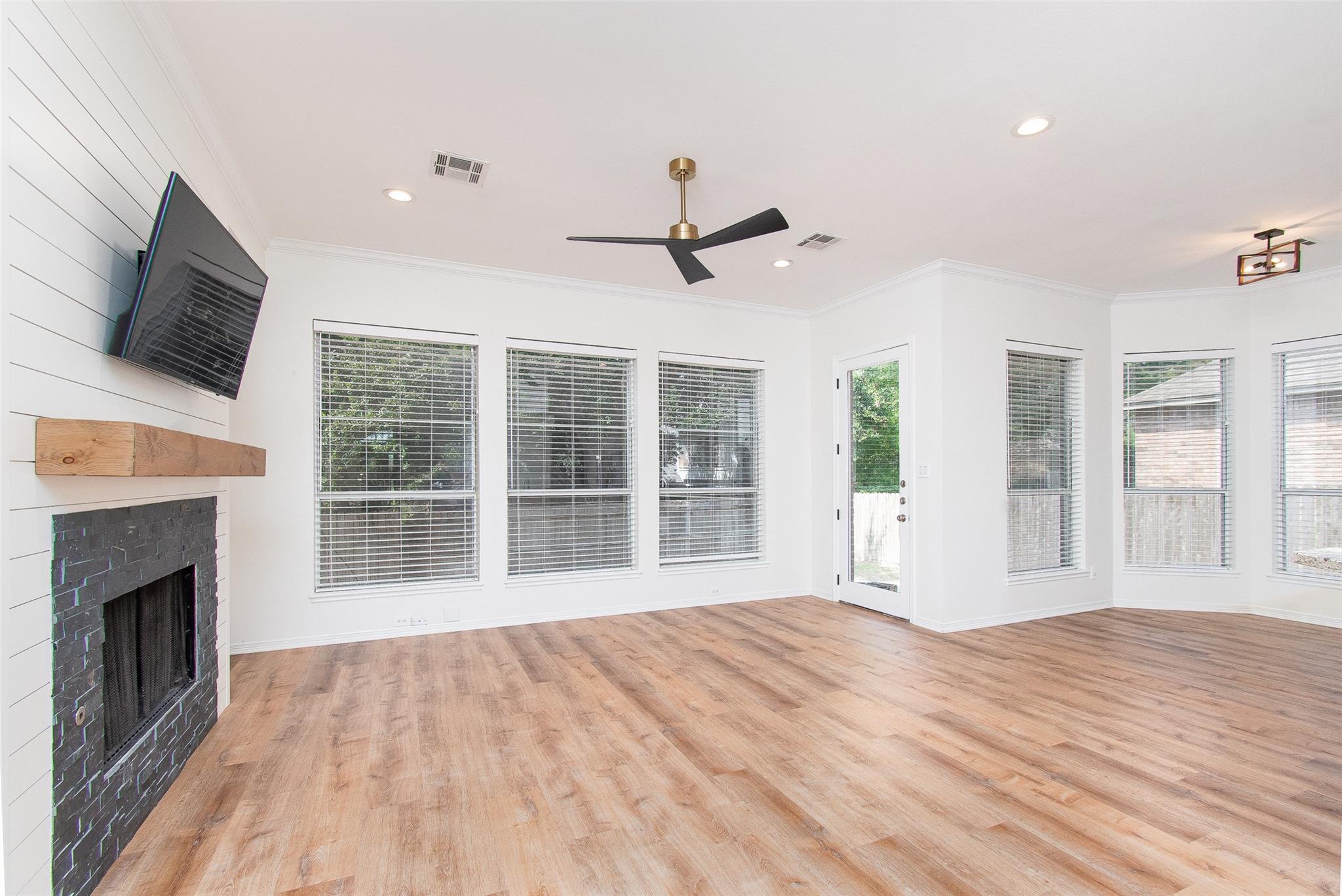 2421 Pin Oak Dr Property Photo 10