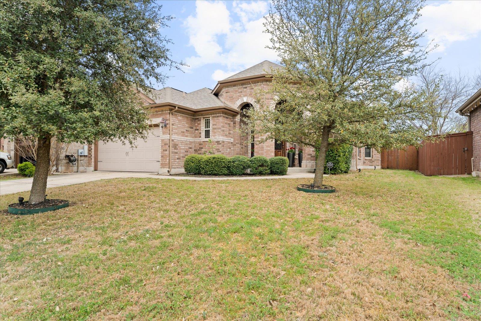 916 Easton Dr Property Photo 2