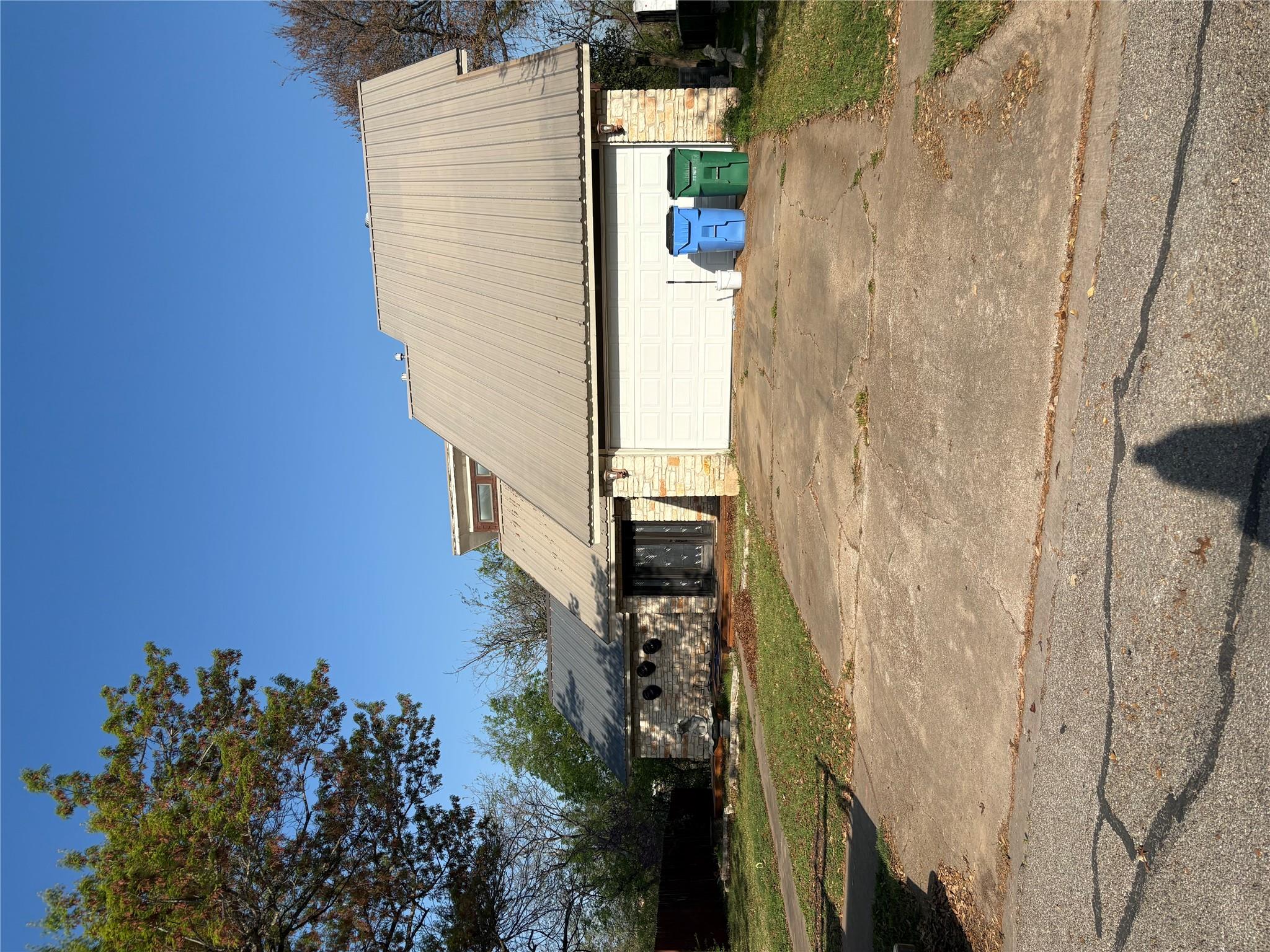 302 Meadow Creek Dr Property Photo