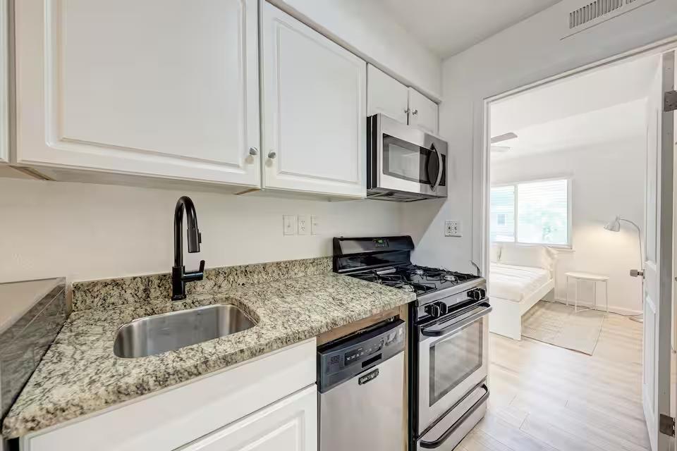 1106 W 22nd St #4 Property Photo 6