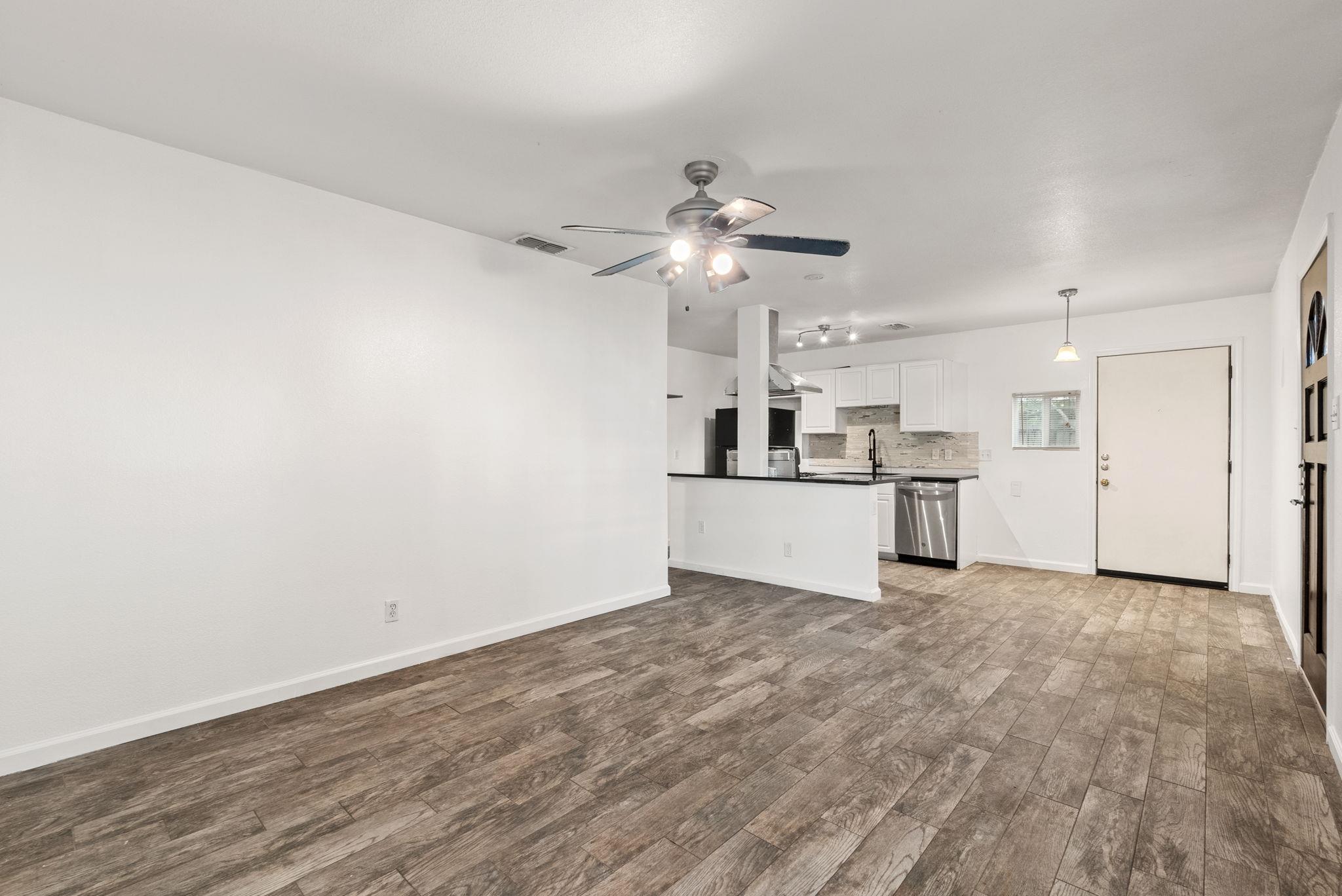 5803 Wellington Dr #b Property Photo 3