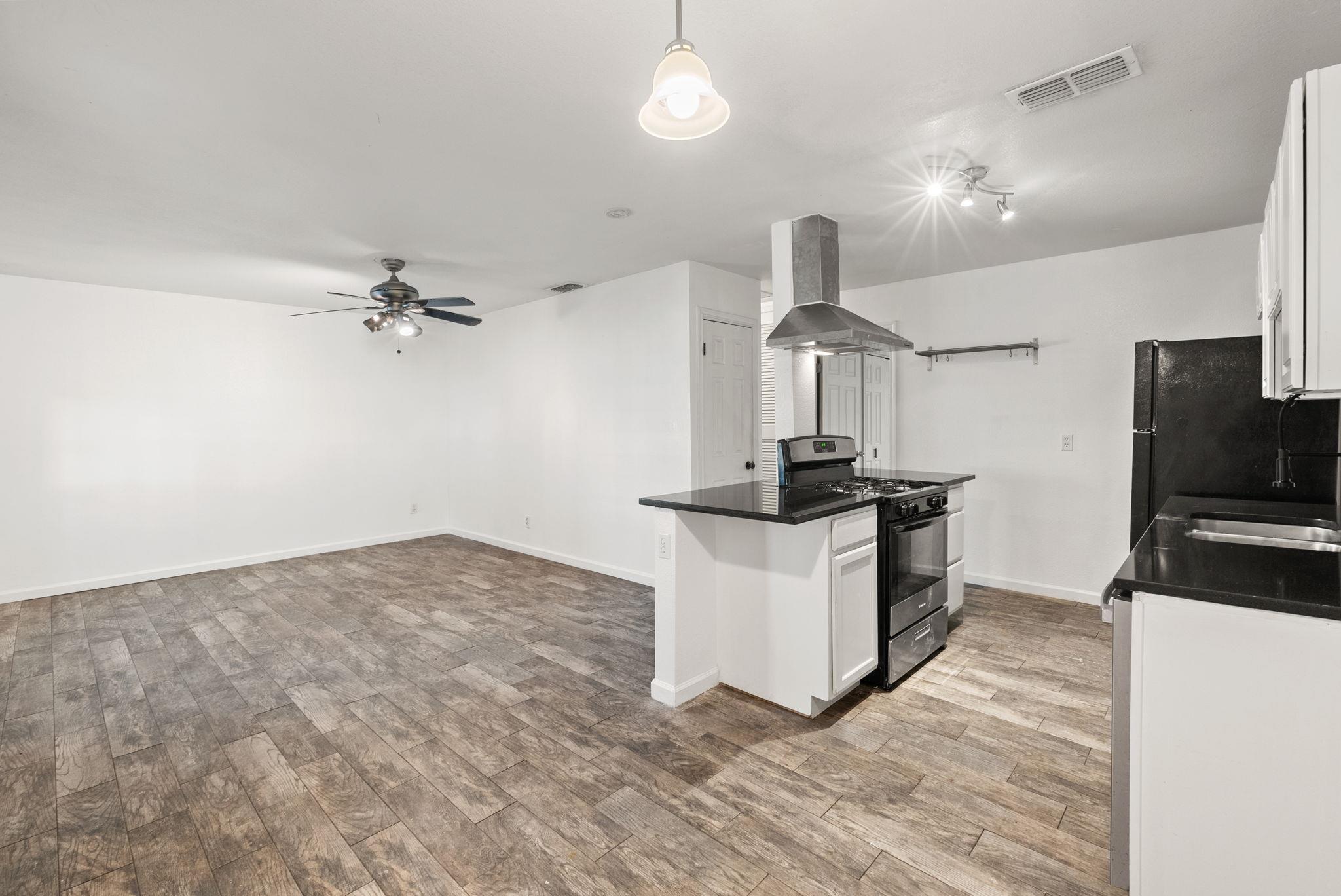 5803 Wellington Dr #b Property Photo 4