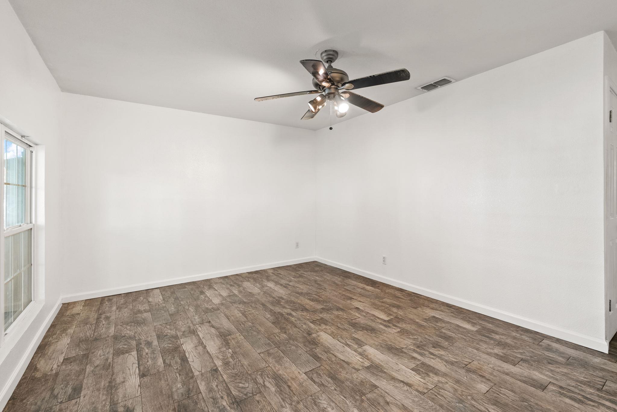 5803 Wellington Dr #b Property Photo 5