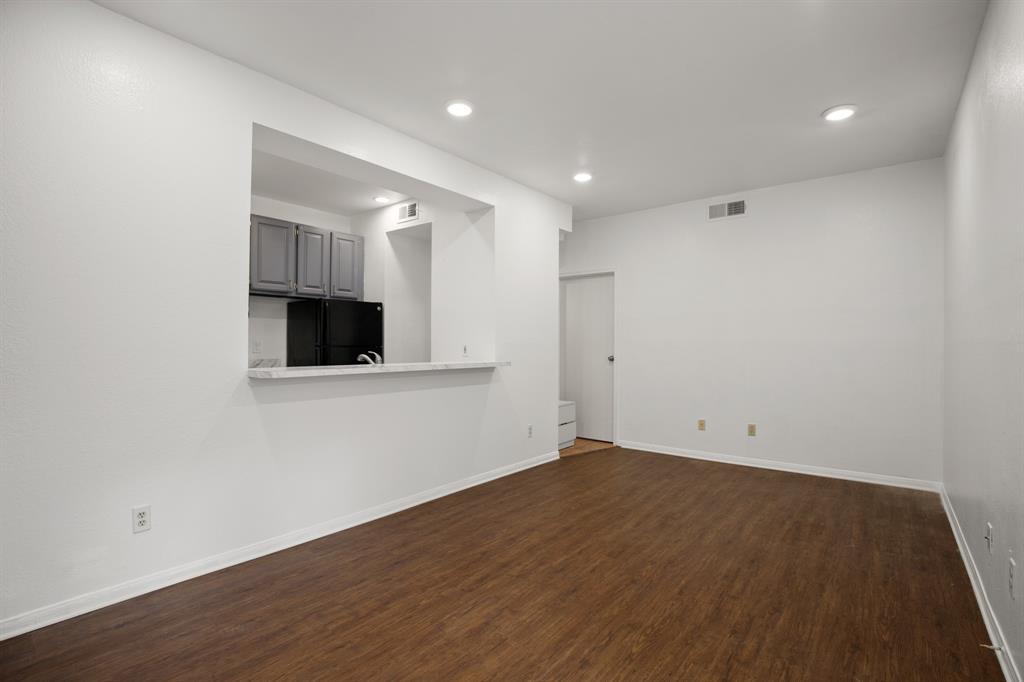 914 W 22nd 1/2 St #304 Property Photo 6