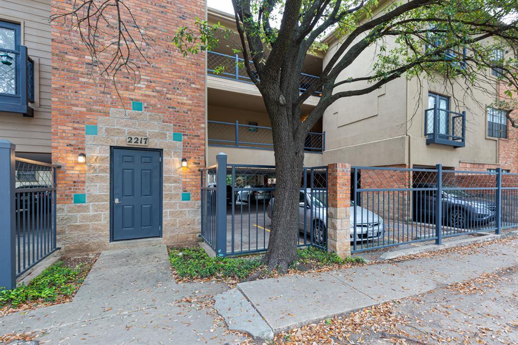914 W 22nd 1/2 St #304 Property Photo 8