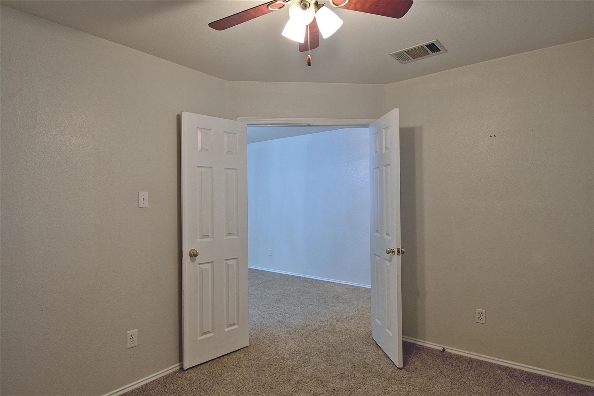 12217 Kilmartin Ln Property Photo 7