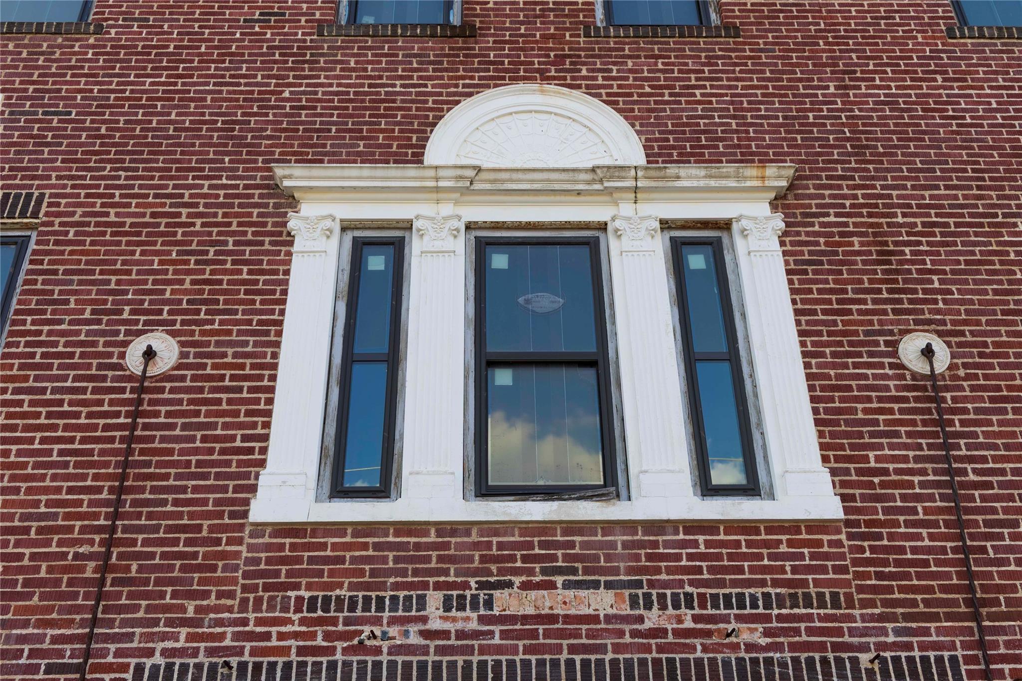 607 Lyons Ave Property Photo 4