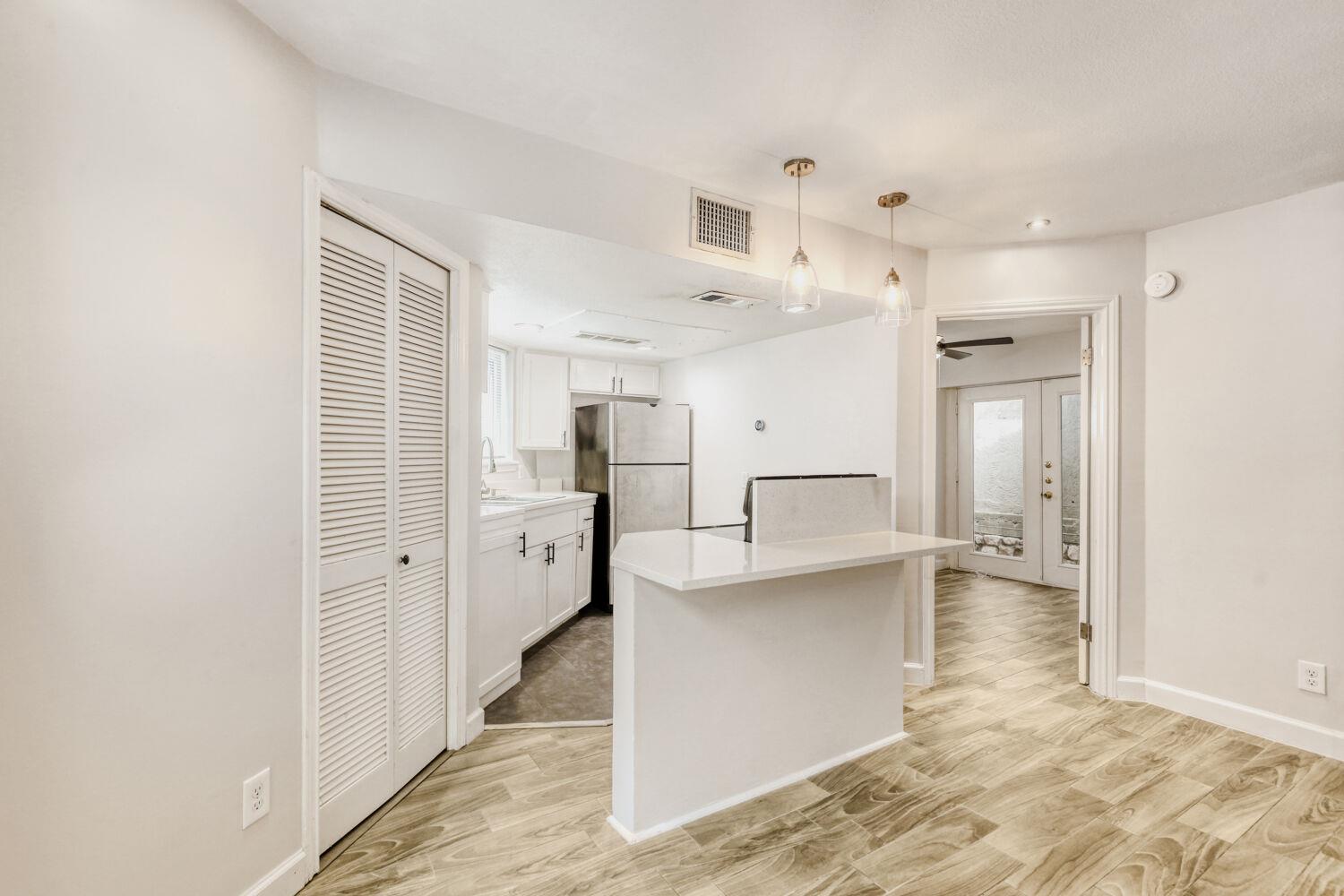 1500 Woodlawn Blvd #105 Property Photo 8