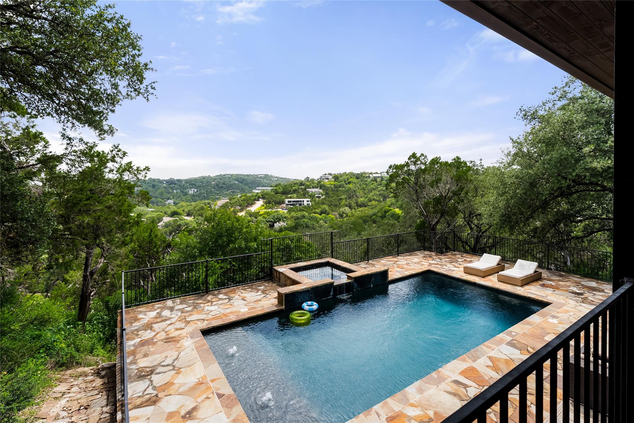 411 SKYLINE Dr Property Photo 1