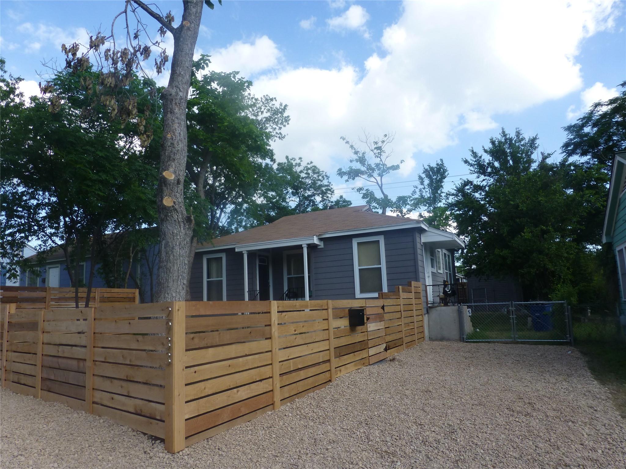 2933 Higgins St Property Photo 8