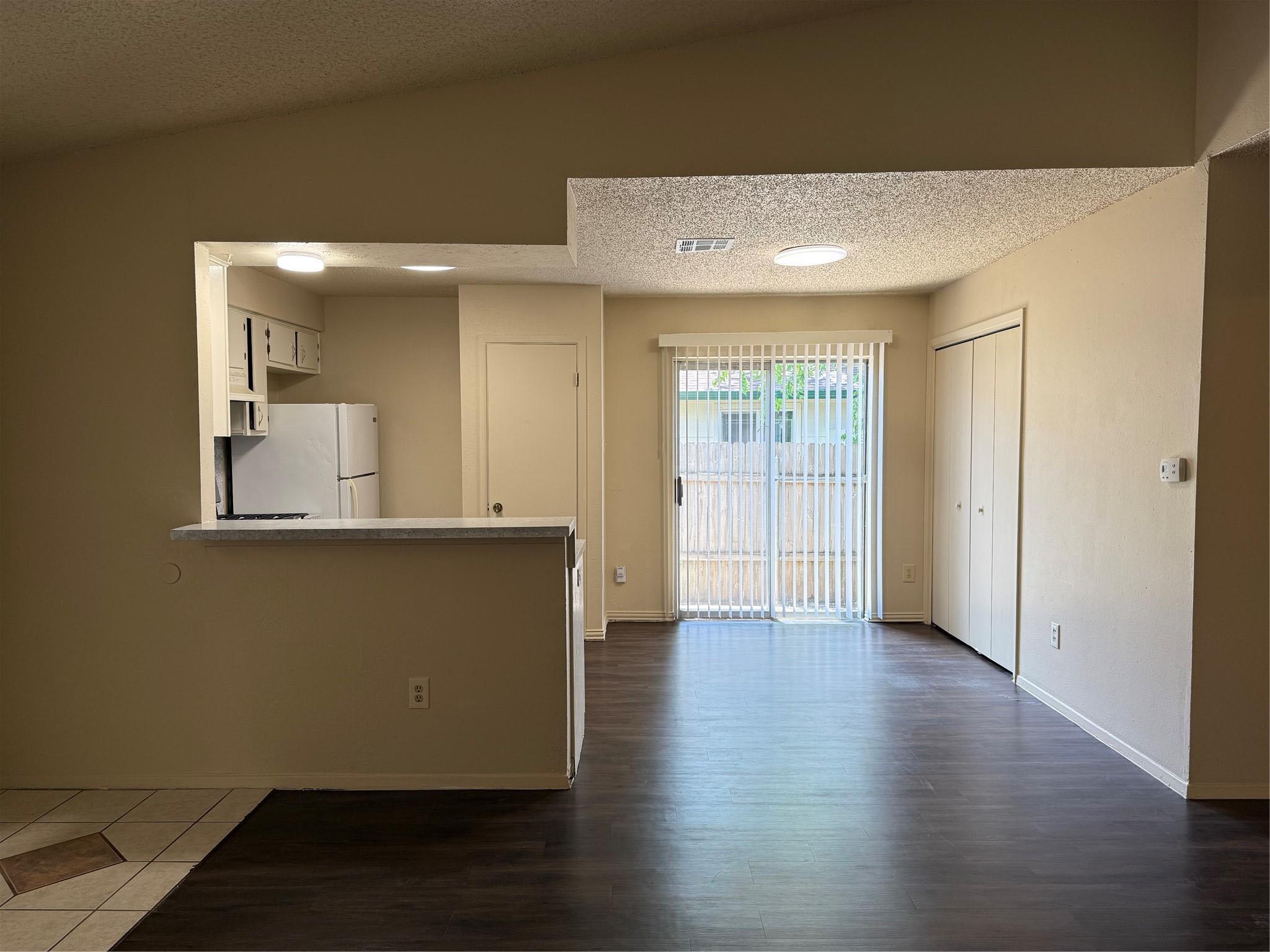 6910 S 1st St #b Property Photo 4