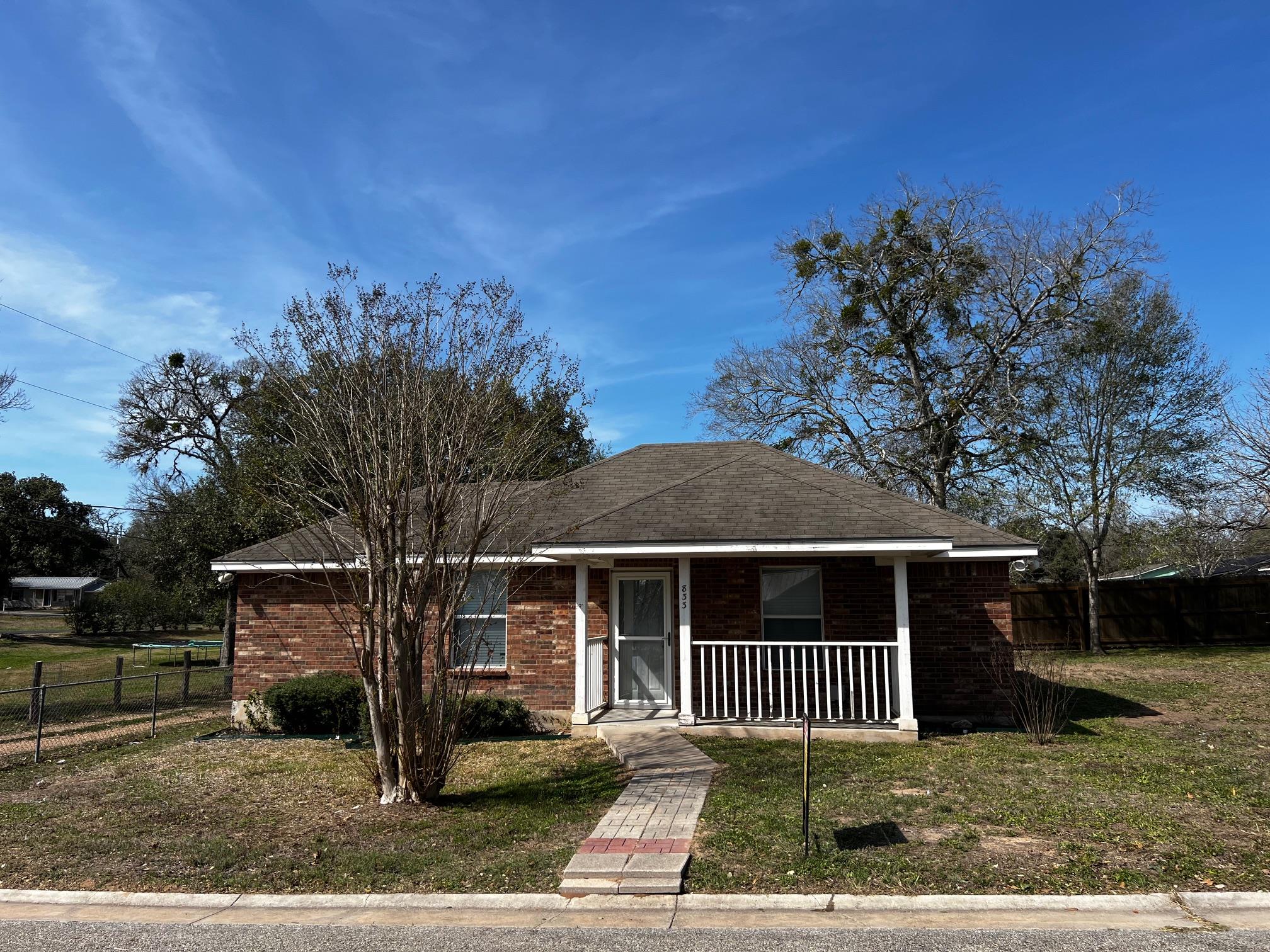 833 E Camp St Property Photo 1