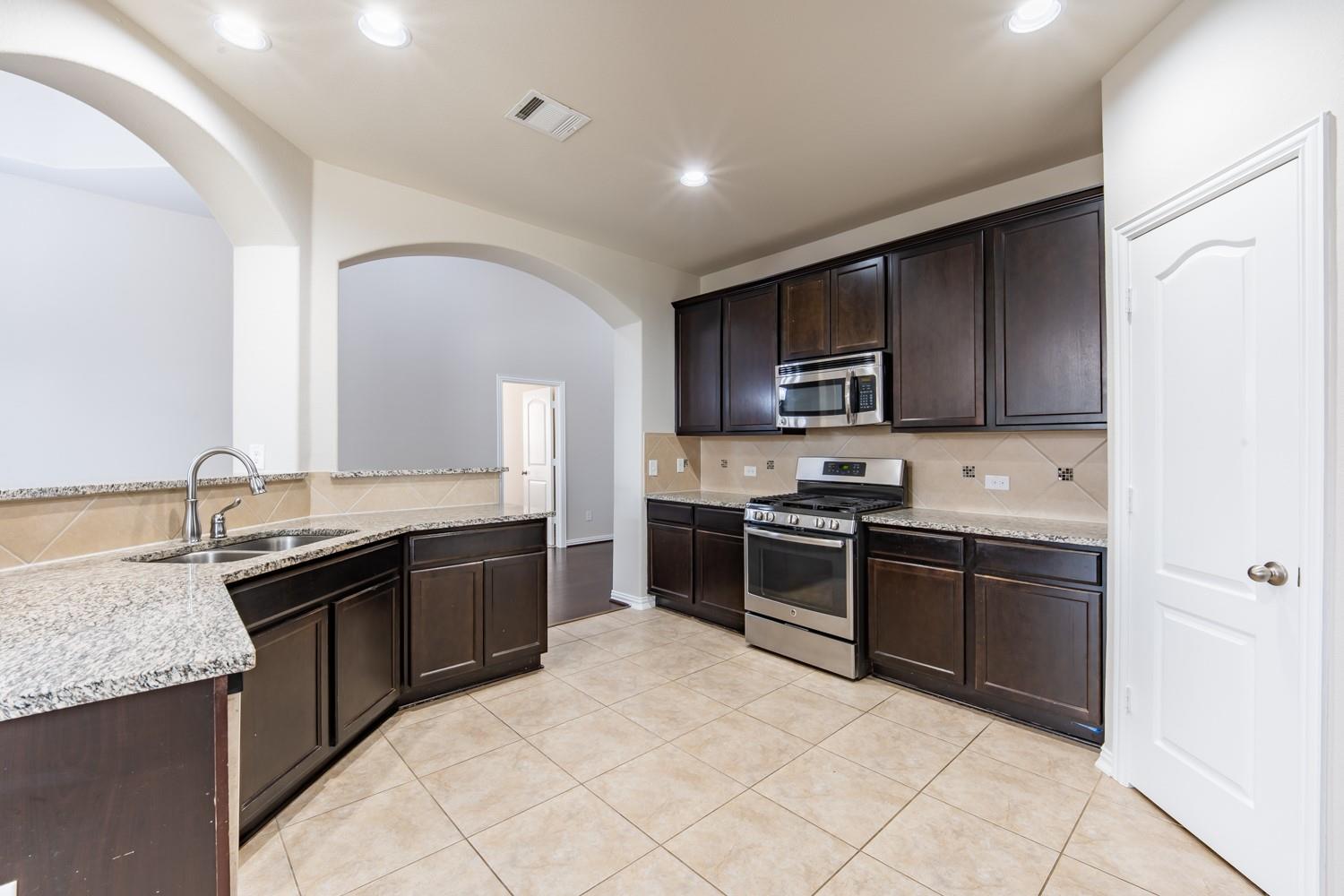 8258 Arezzo Dr Property Photo 16