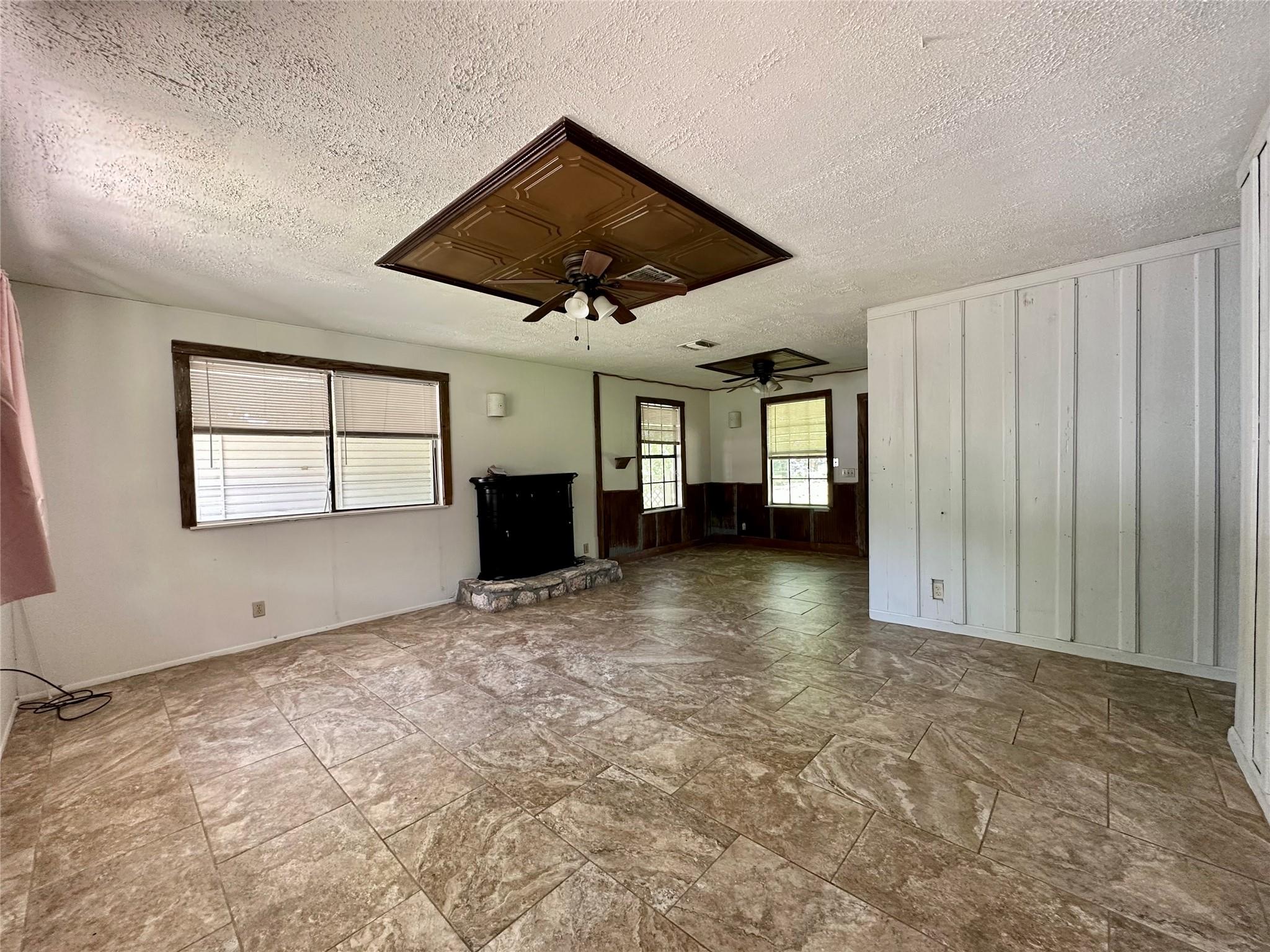 607 N Avenue H Property Photo