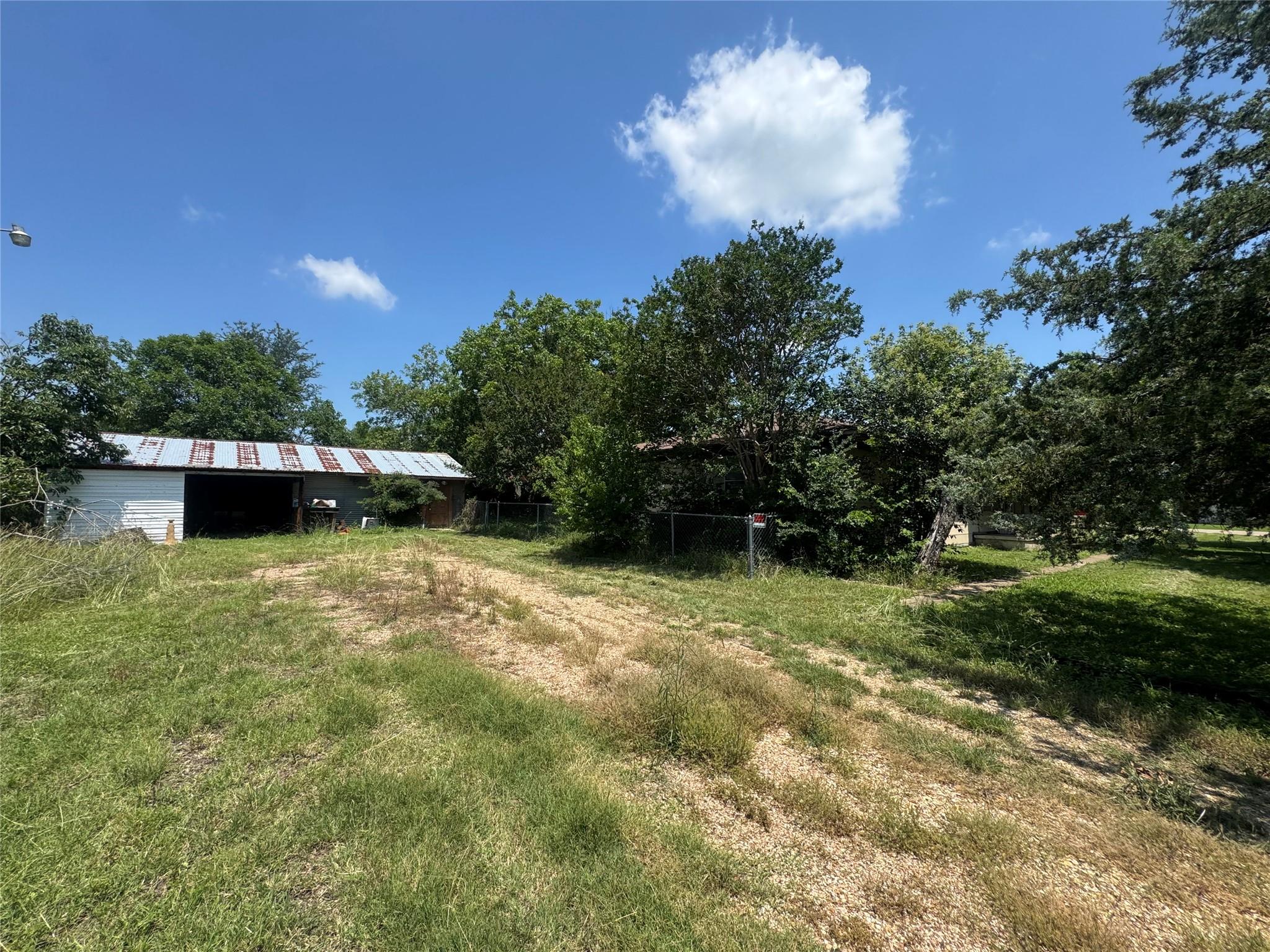 300 S Elm Ave Property Photo 2