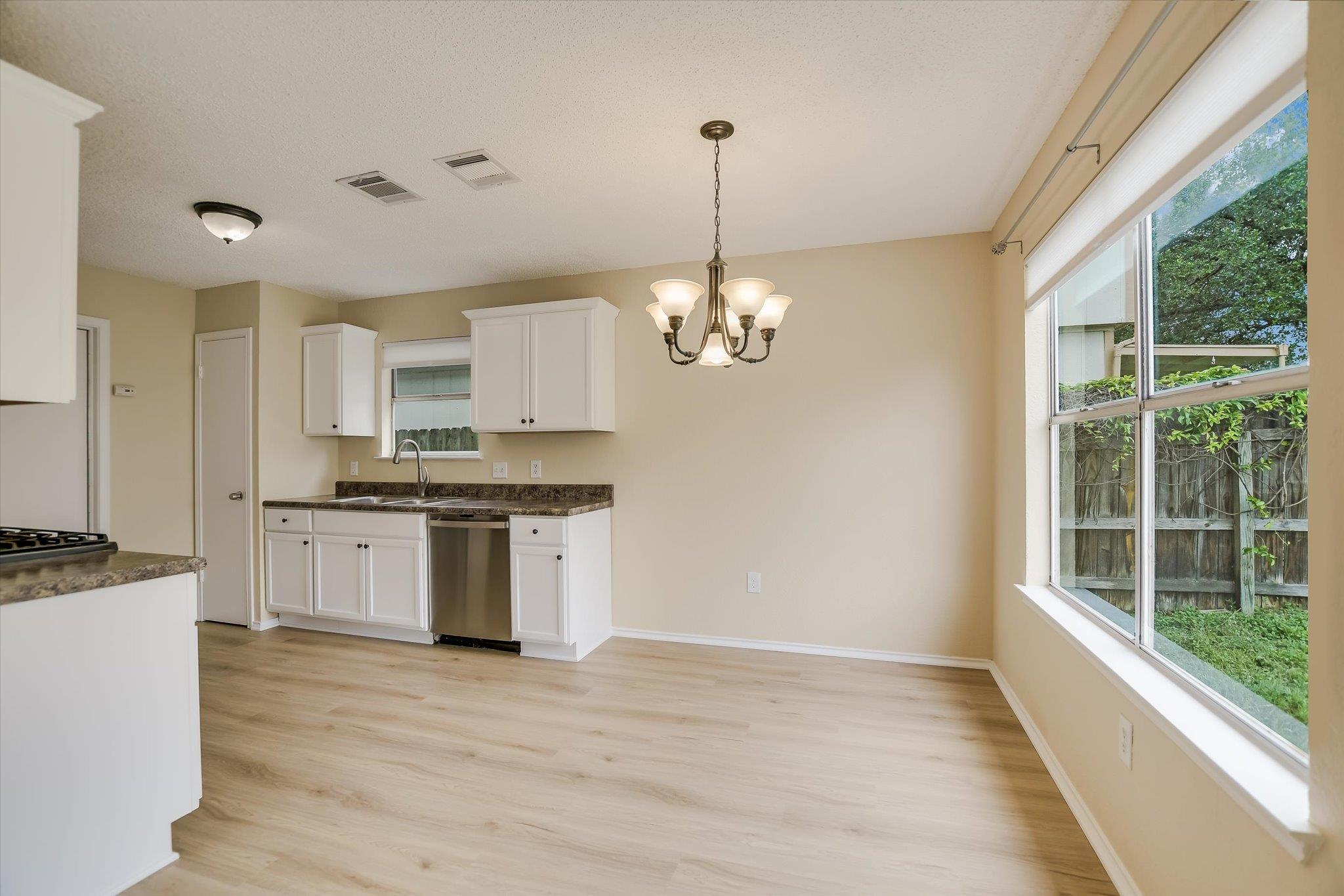 13819 Lothian Dr Property Photo 6