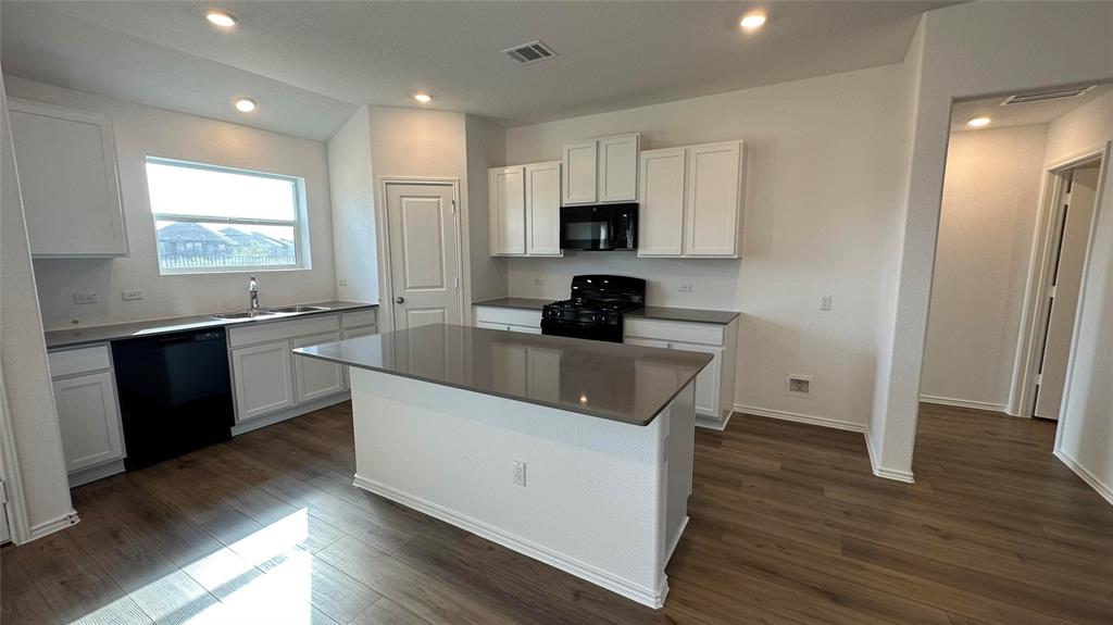 1704 Frontenac St Property Photo 3