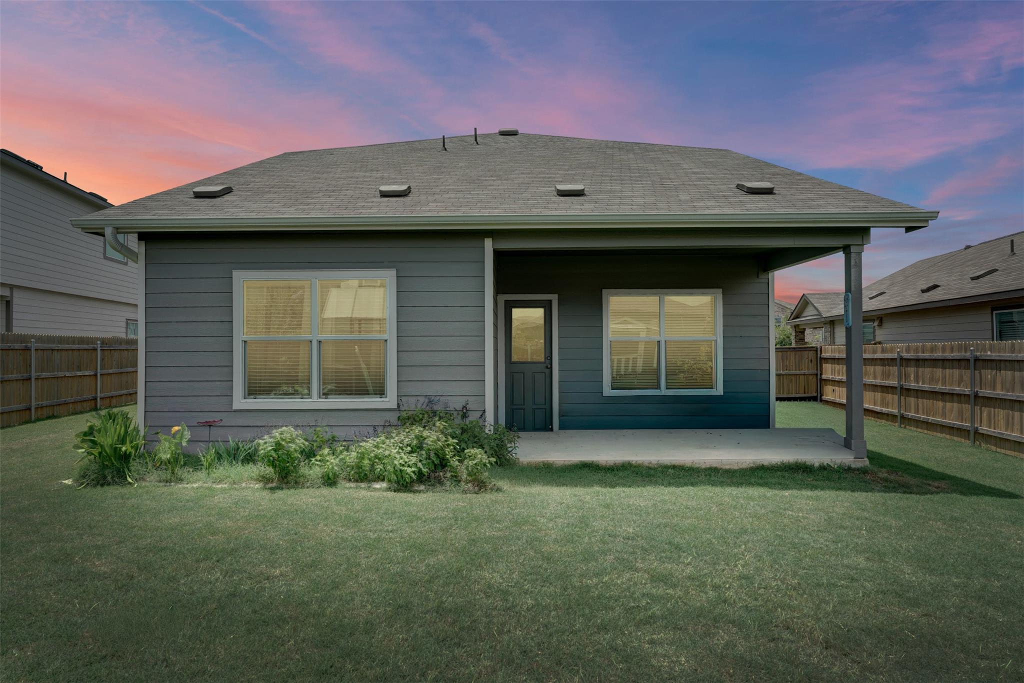 413 Perfect World Loop Property Photo 2