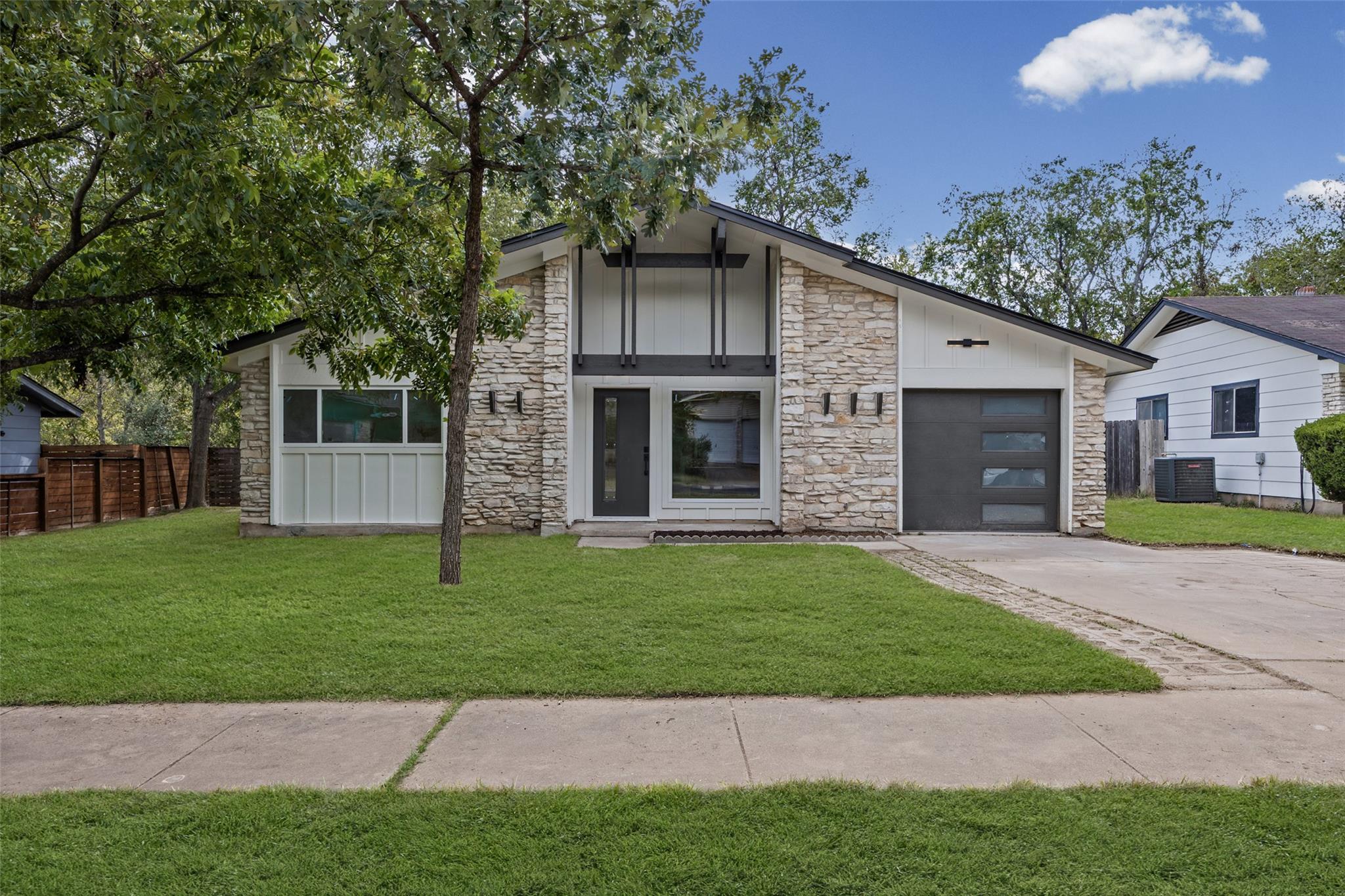 811 Glen Oak Dr Property Photo 1