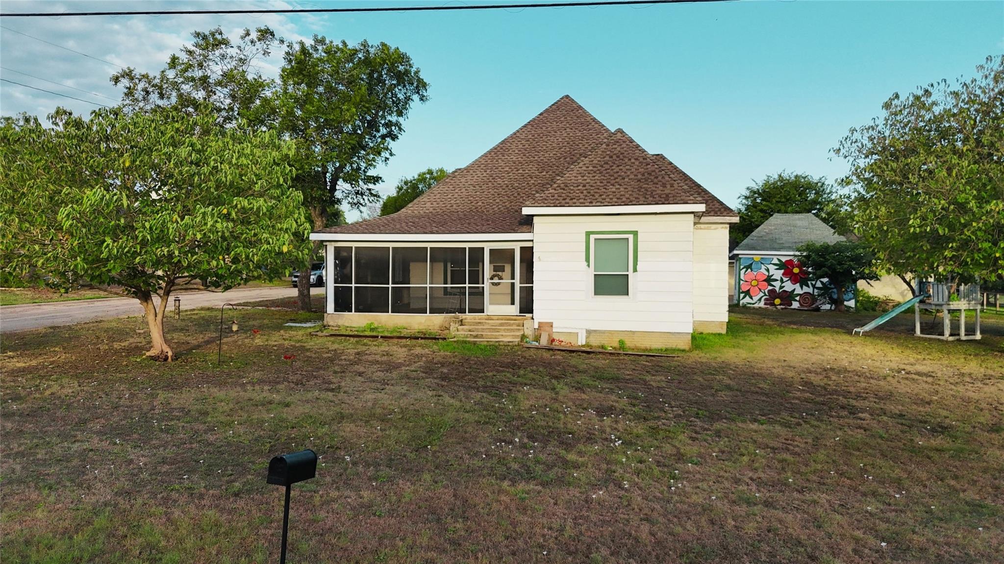 202 Willow St Property Photo 5