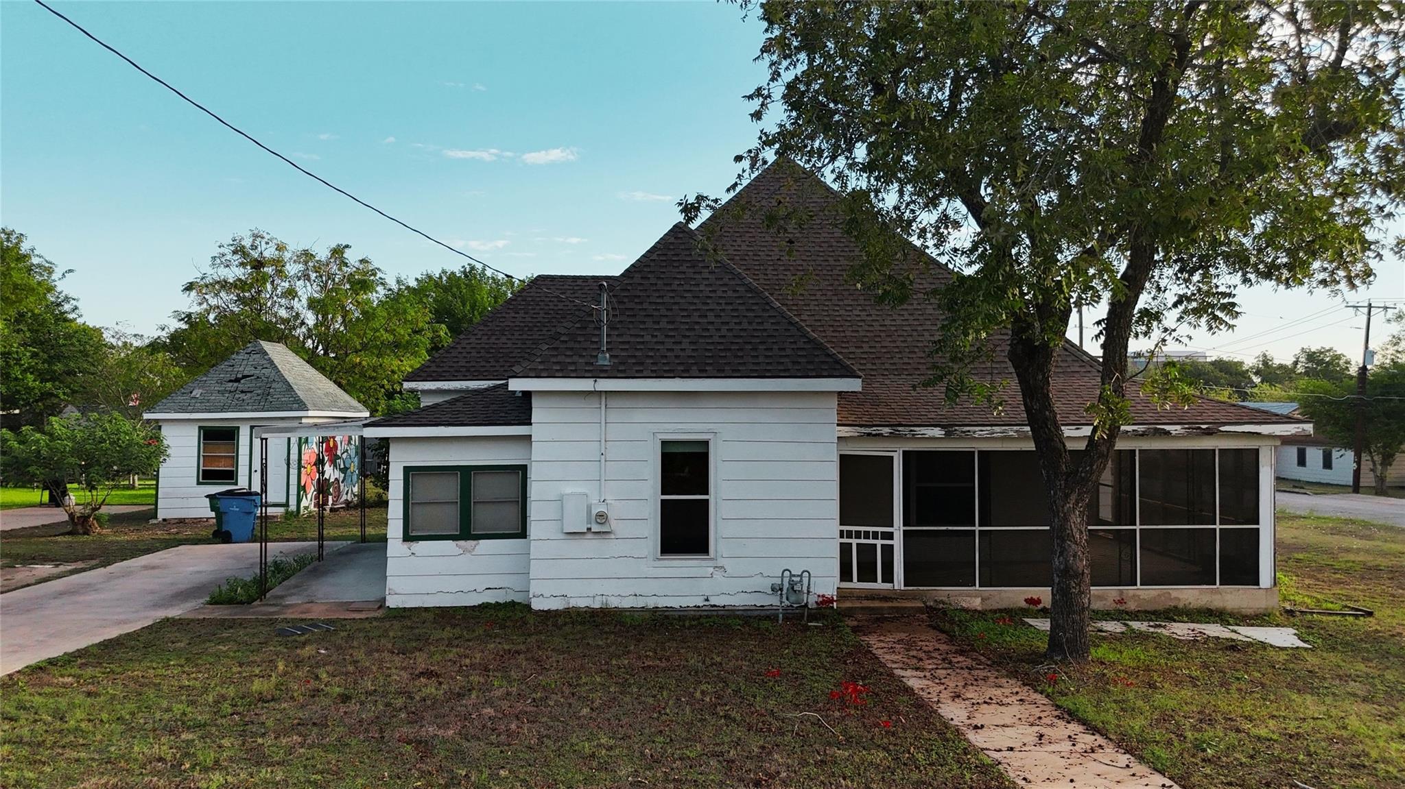 202 Willow St Property Photo 8