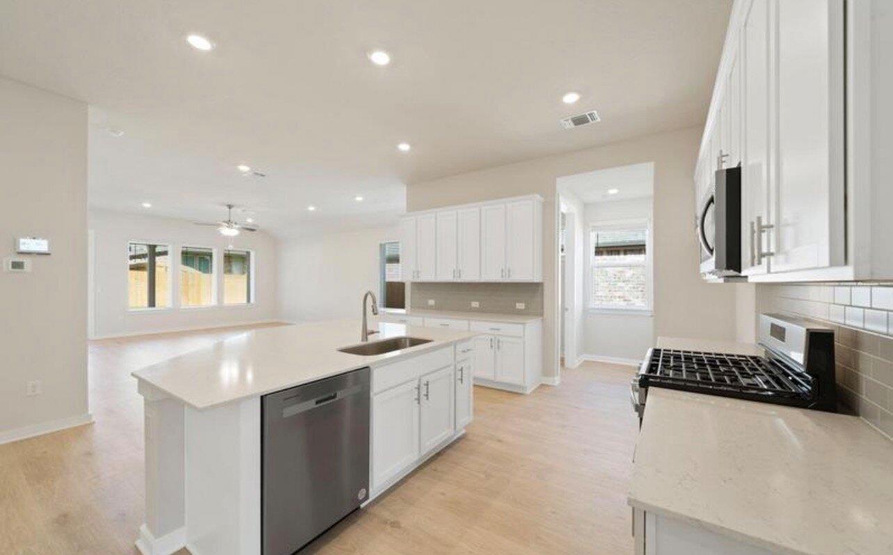 409 Deerpath St Property Photo 5