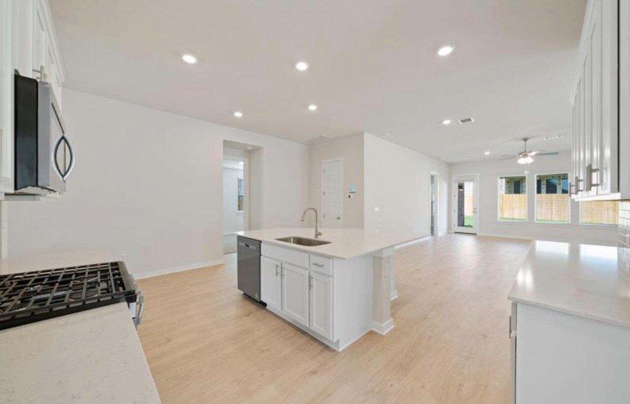 409 Deerpath St Property Photo 6