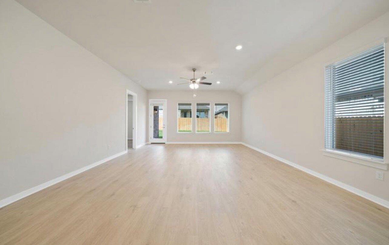 409 Deerpath St Property Photo 10