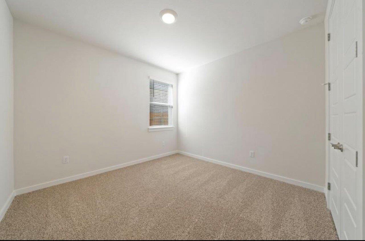 409 Deerpath St Property Photo 17