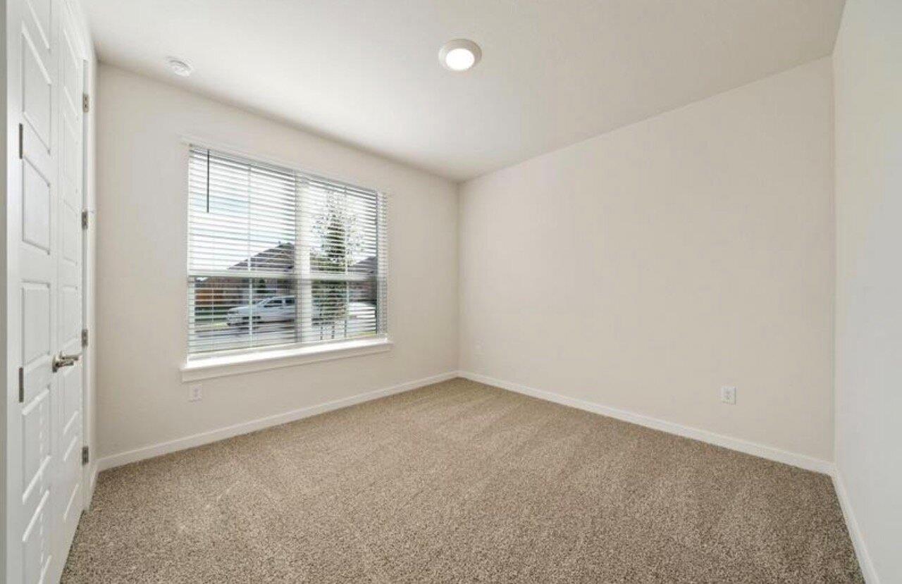 409 Deerpath St Property Photo 19