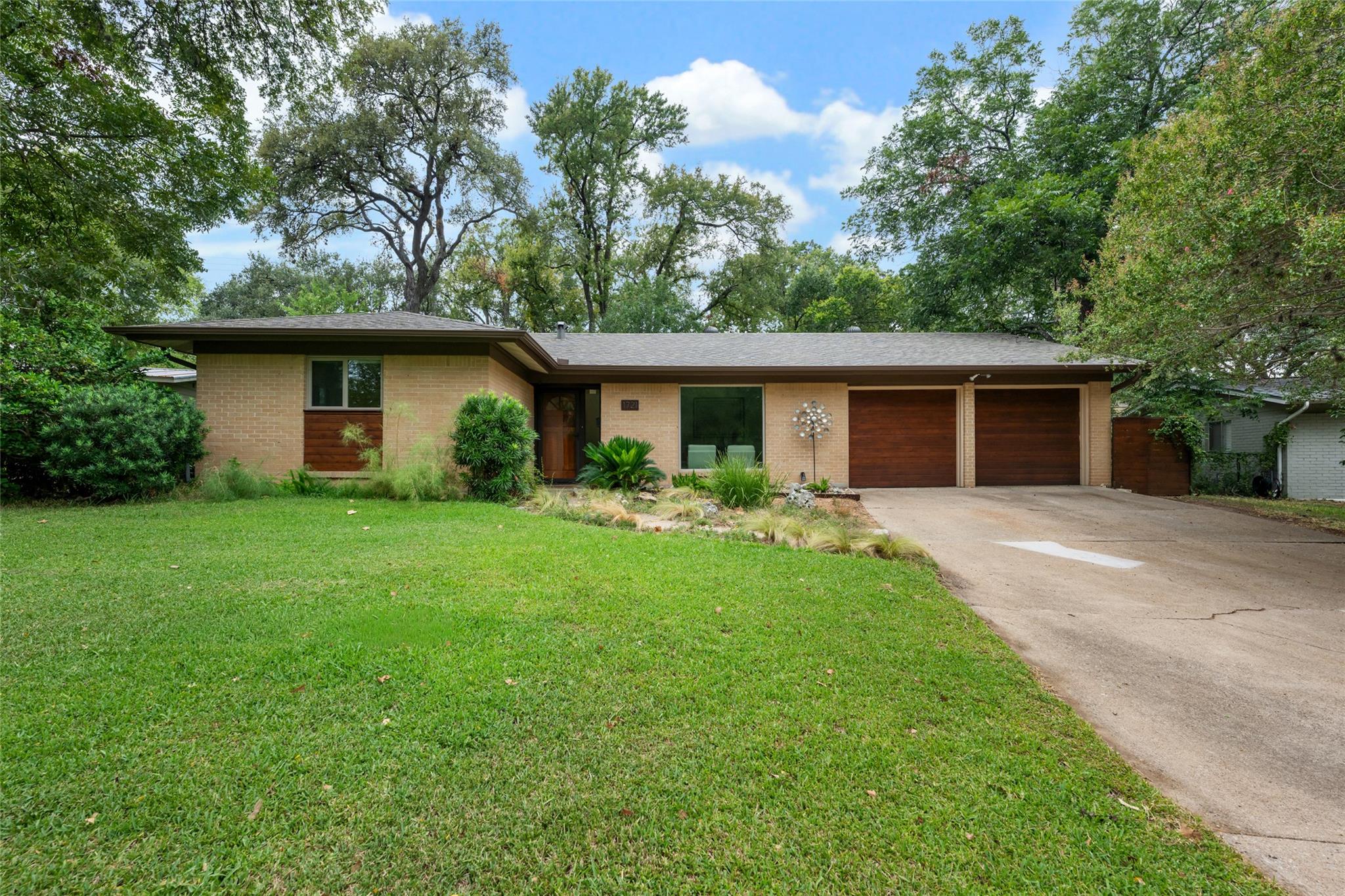1721 Deerfield Dr Property Photo 2
